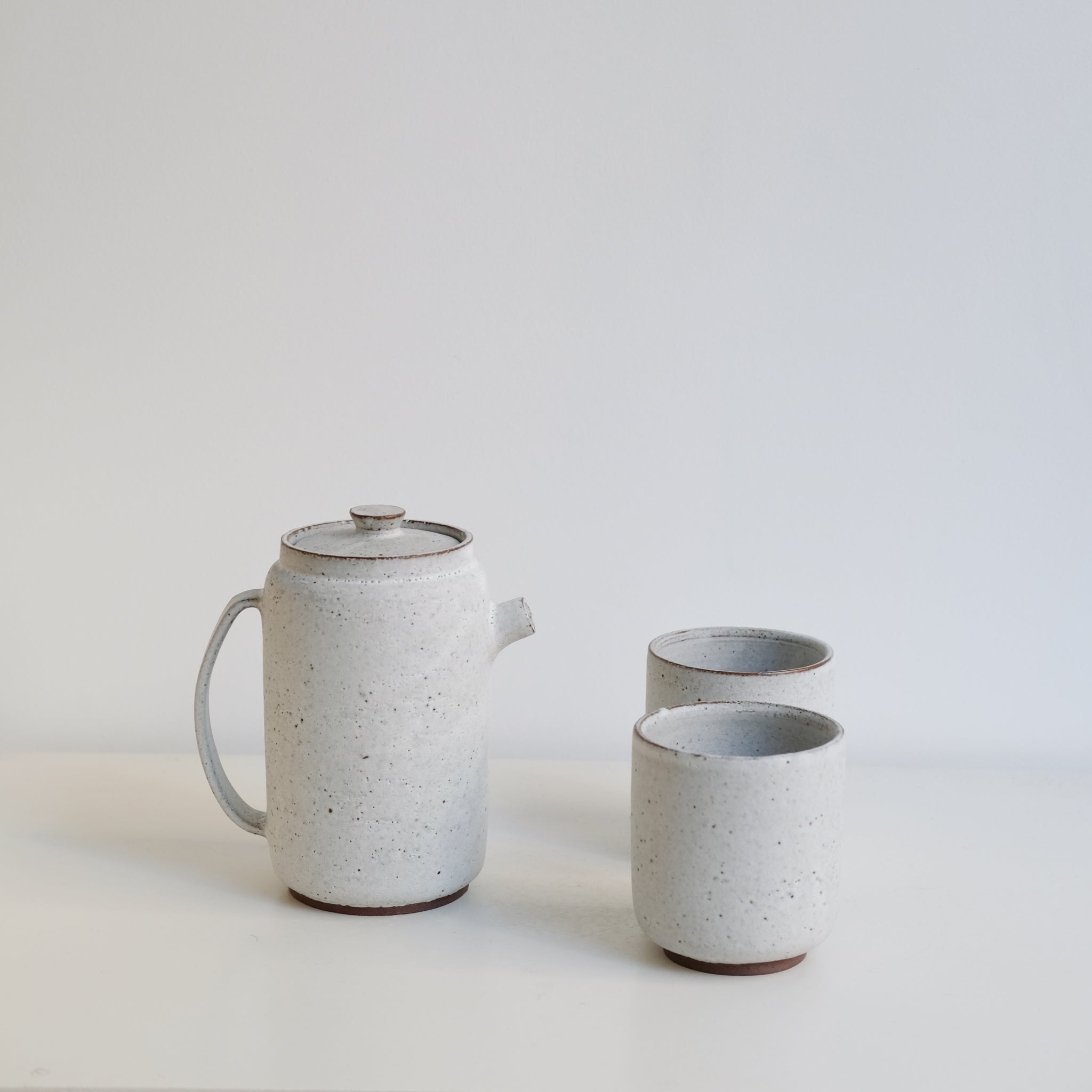 Set Théière(340ml) + 2 tasses(280ml) en grès - blanc glacier mat de Celine Fischer chez Brutal Ceramics
