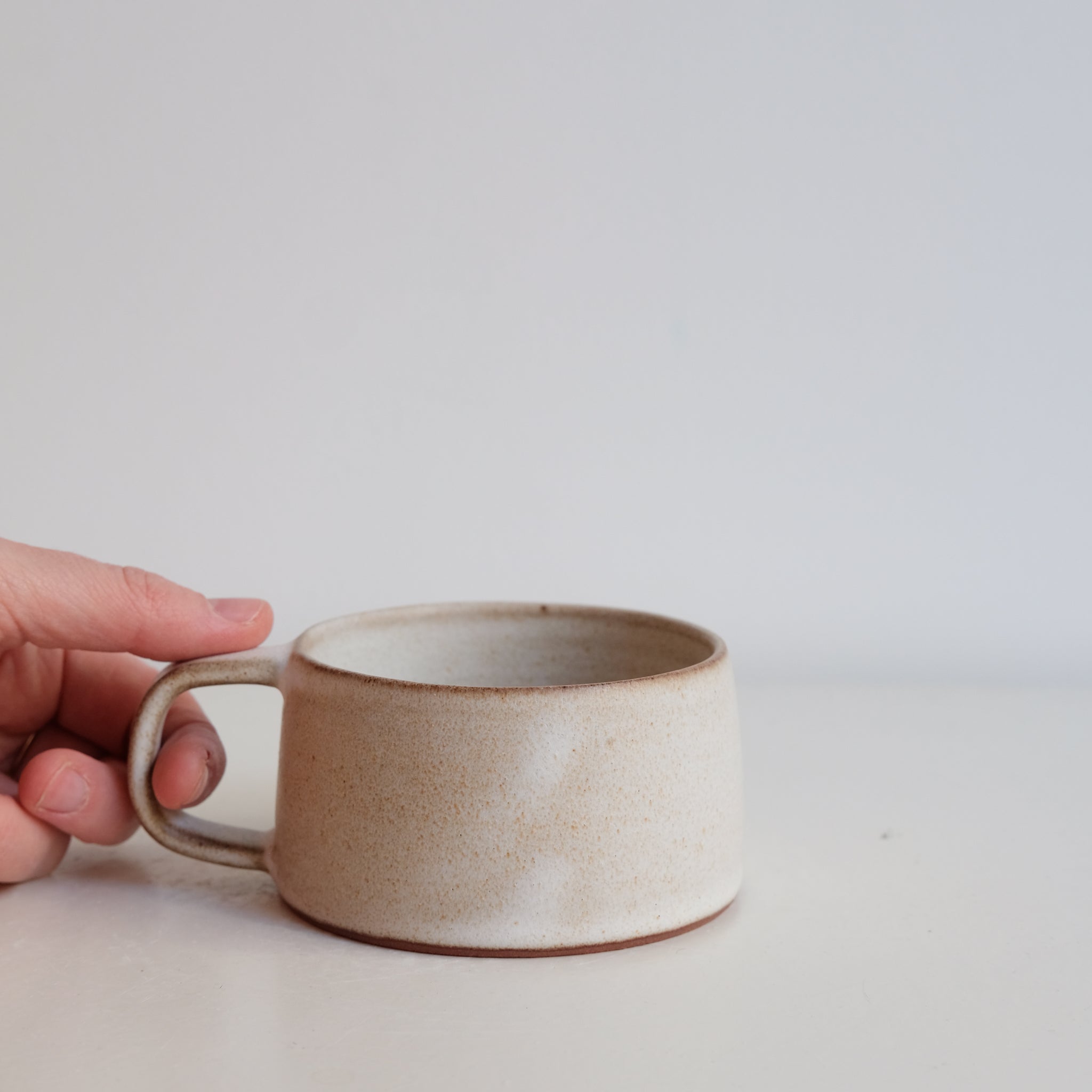 Tasse en grès 180 ml - blanc beige de Celine Fischer chez Brutal Ceramics
