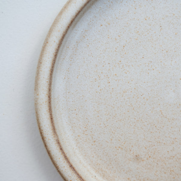 Assiette en grès D 14cm - blanc beige de Celine Fischer chez Brutal Ceramics