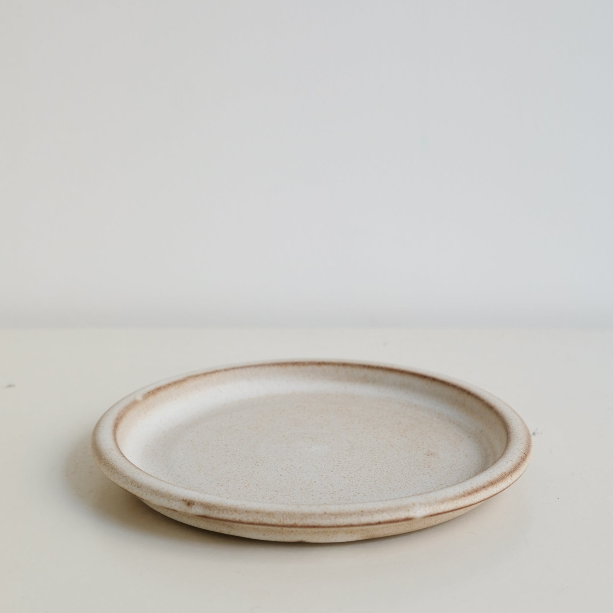 Assiette en grès D 14cm - blanc beige de Celine Fischer chez Brutal Ceramics