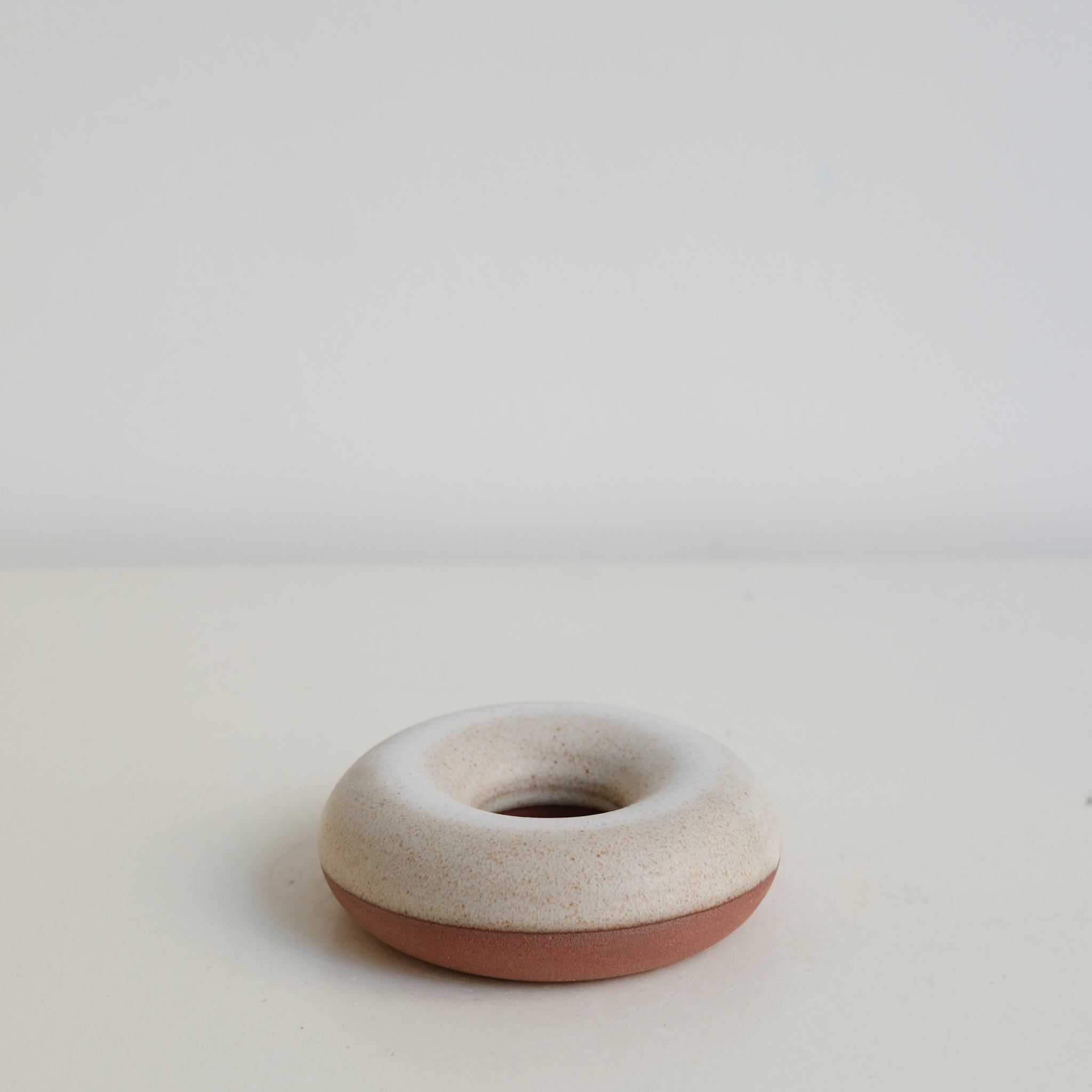 Coquetier en grès D 8,5cm - blanc beige de Celine Fischer chez Brutal Ceramics
