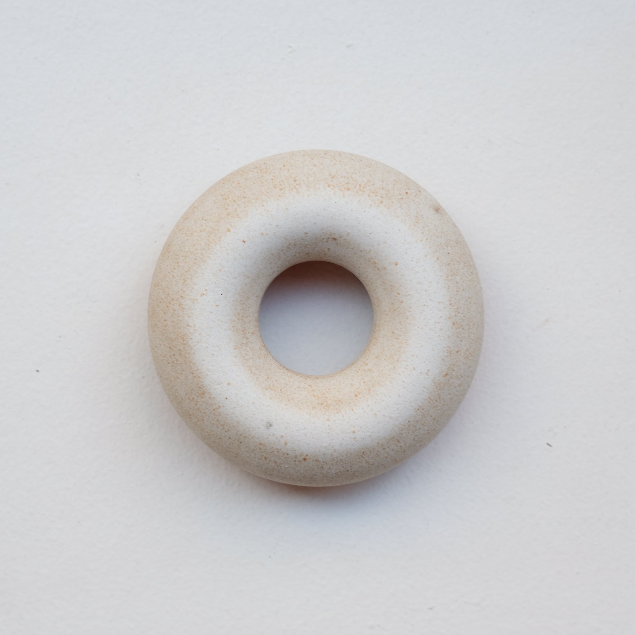 Coquetier en grès D 8,5cm - blanc beige de Celine Fischer chez Brutal Ceramics