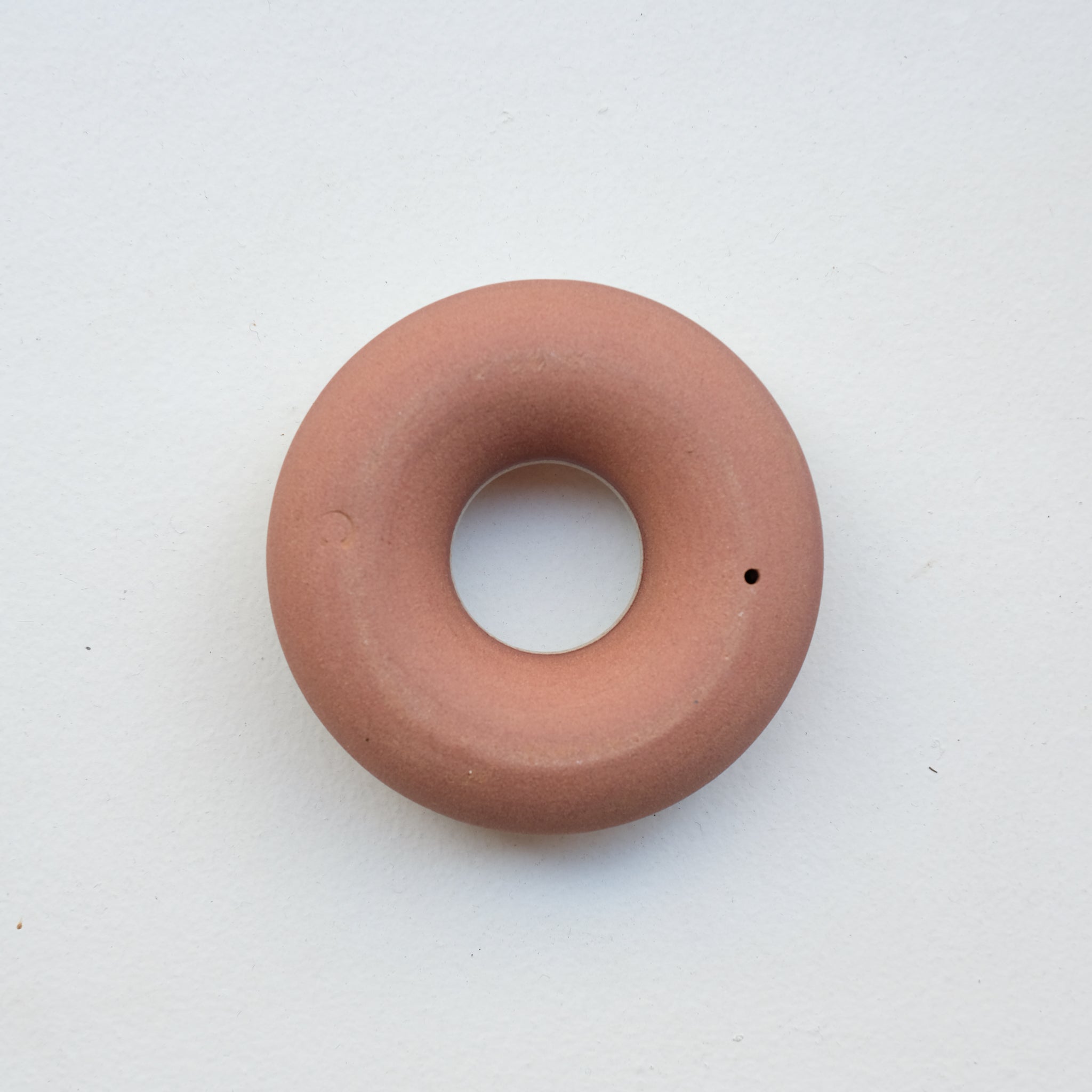 Coquetier en grès D 8,5cm - blanc beige de Celine Fischer chez Brutal Ceramics