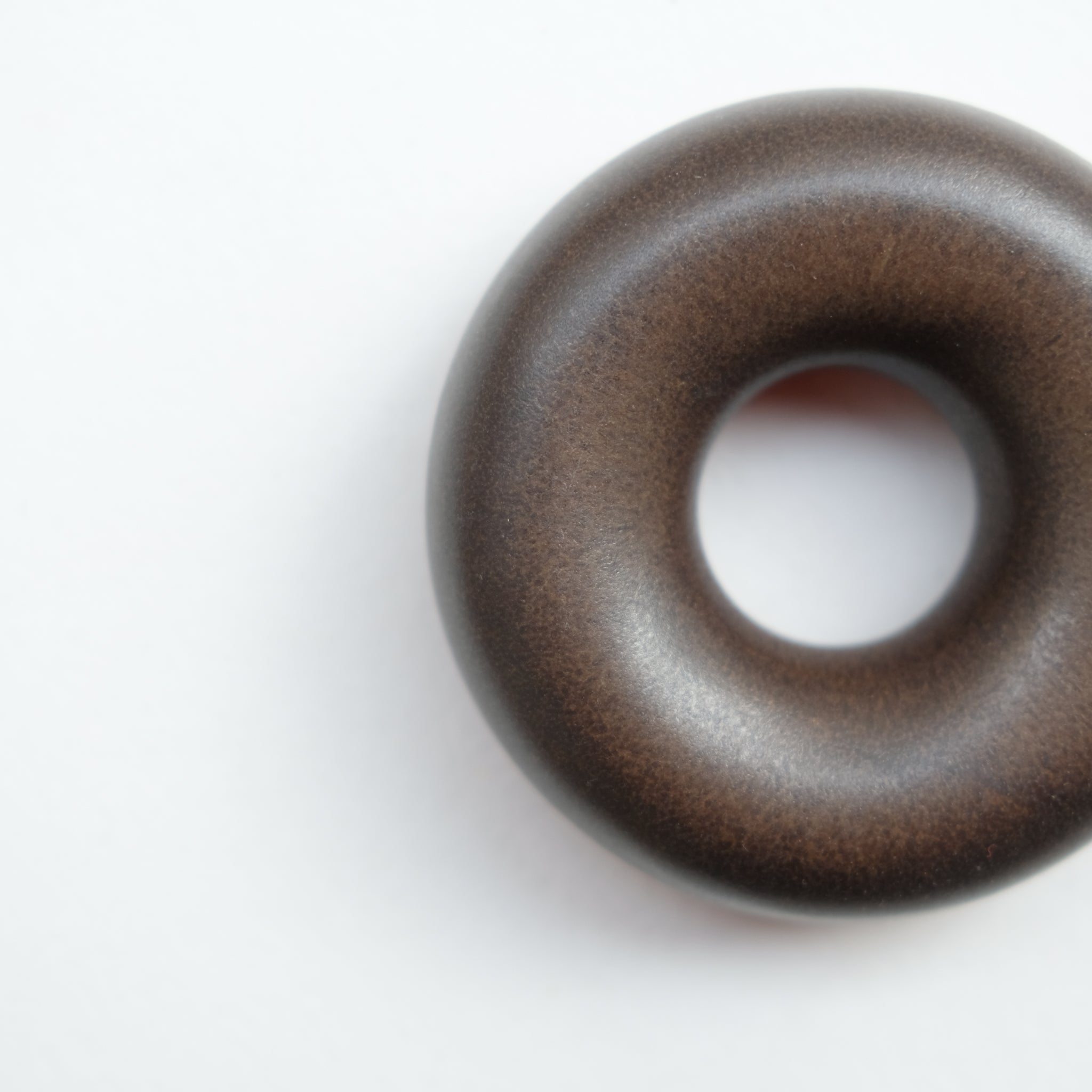 Coquetier en grès D 8,5cm - marron chocolat de Celine Fischer chez Brutal Ceramics