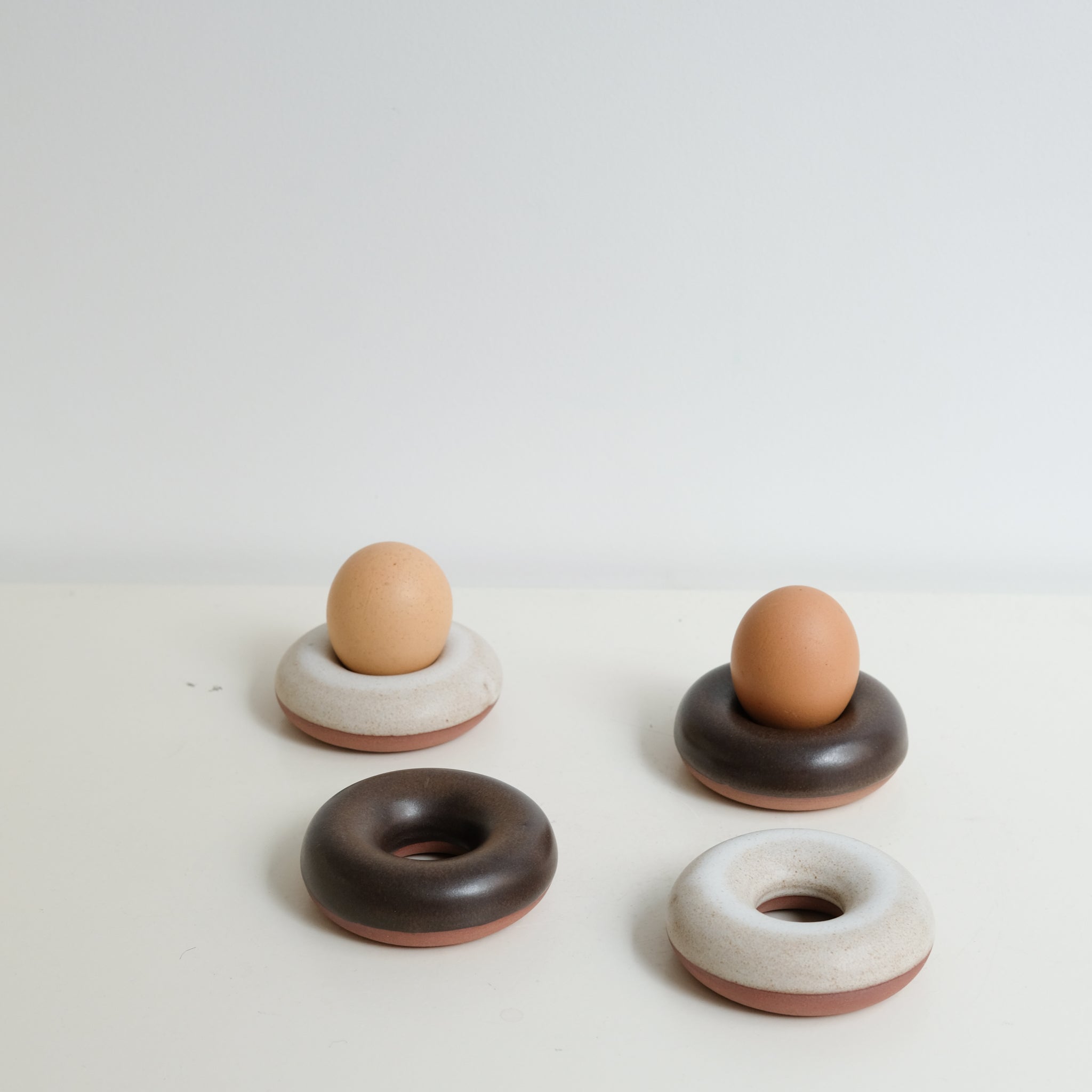 Coquetier en grès D 8,5cm - blanc beige de Celine Fischer chez Brutal Ceramics