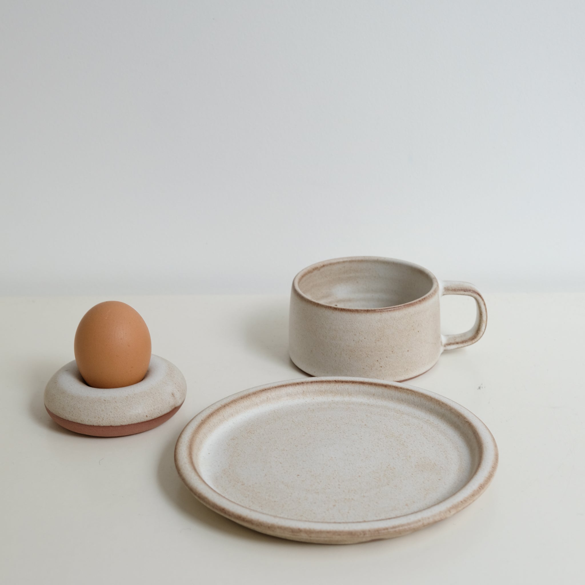 Assiette en grès D 14cm - blanc beige de Celine Fischer chez Brutal Ceramics
