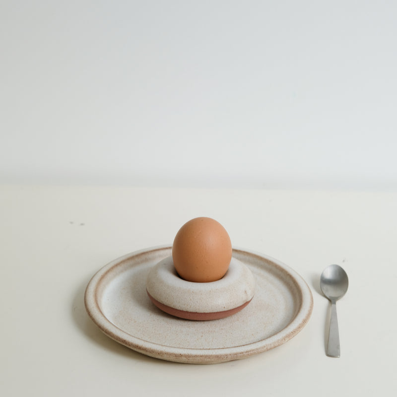 Assiette en grès D 14cm - blanc beige de Celine Fischer chez Brutal Ceramics