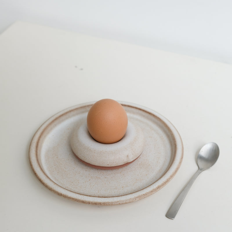 Coquetier en grès D 8,5cm - blanc beige de Celine Fischer chez Brutal Ceramics