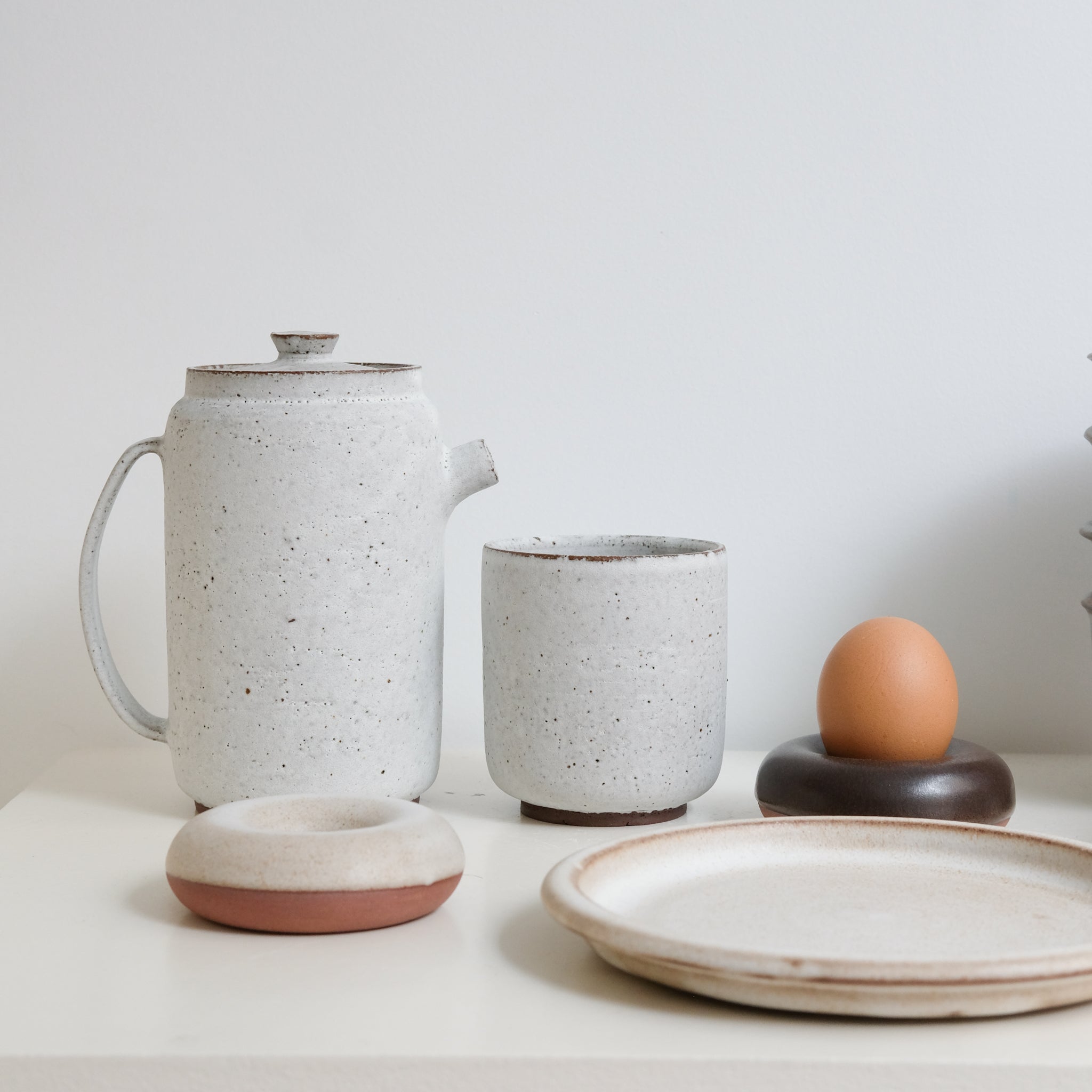 Set Théière(340ml) + 2 tasses(280ml) en grès - blanc glacier mat de Celine Fischer chez Brutal Ceramics