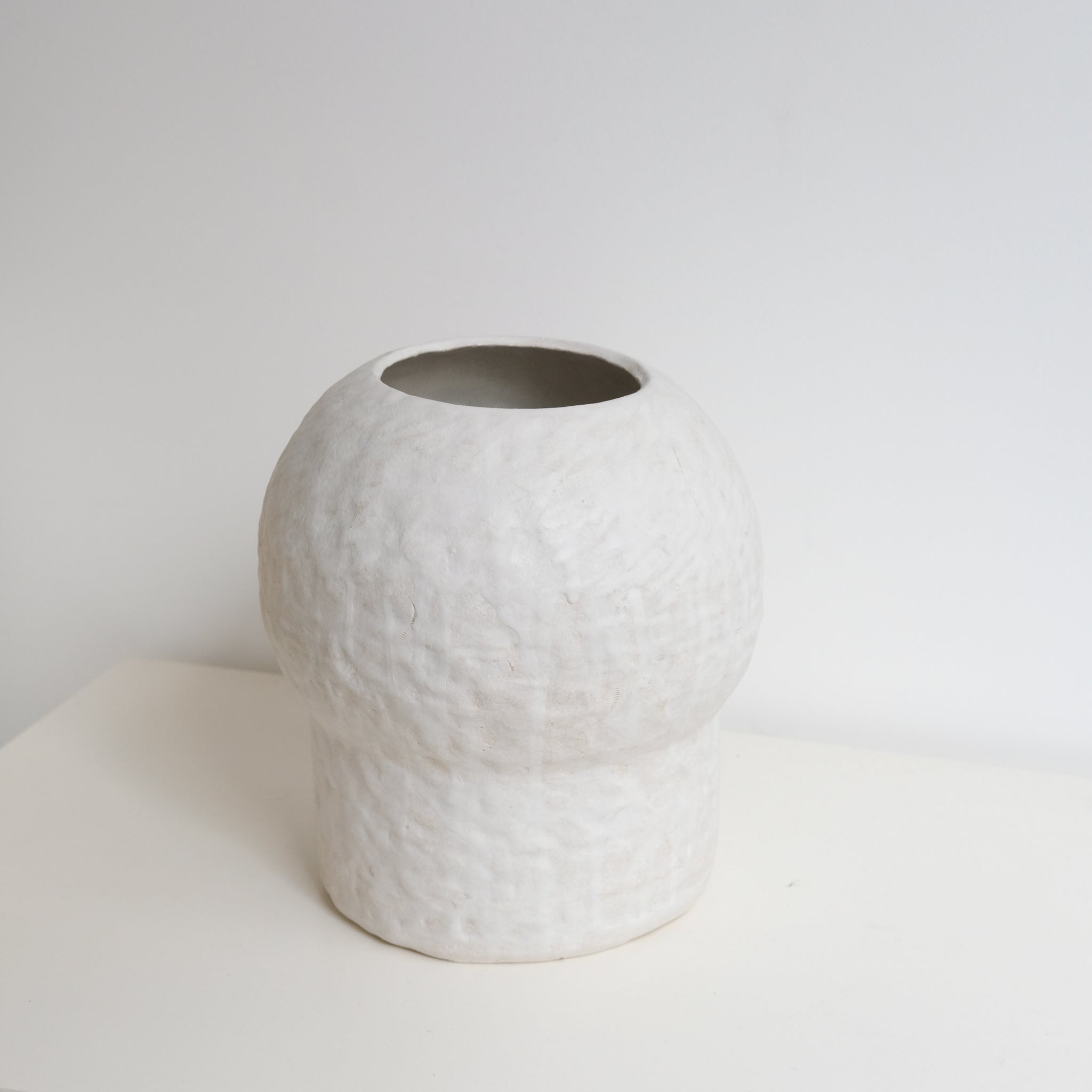 Vase en grès blanc H23cm - Blanc texturé mat de Claire Cosnefroy chez Brutal Ceramics