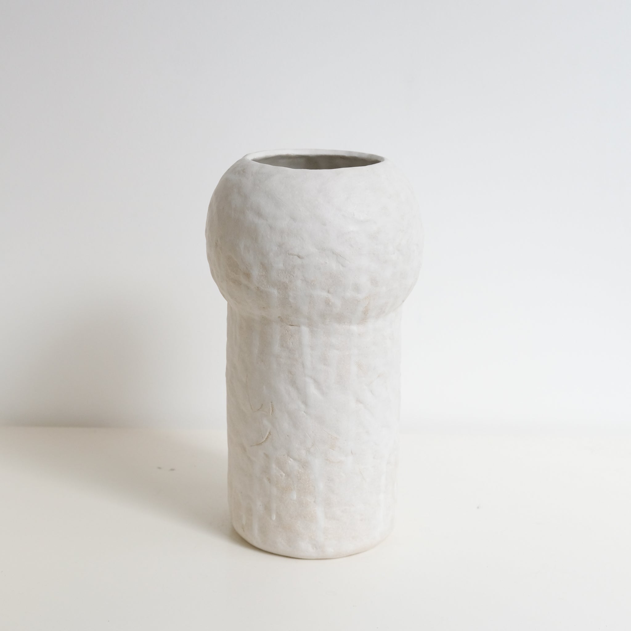 Vase en grès blanc H28cm - Blanc texturé mat de Claire Cosnefroy chez Brutal Ceramics