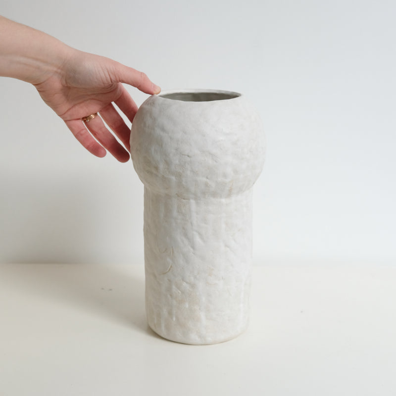 Vase en grès blanc H28cm - Blanc texturé mat de Claire Cosnefroy chez Brutal Ceramics