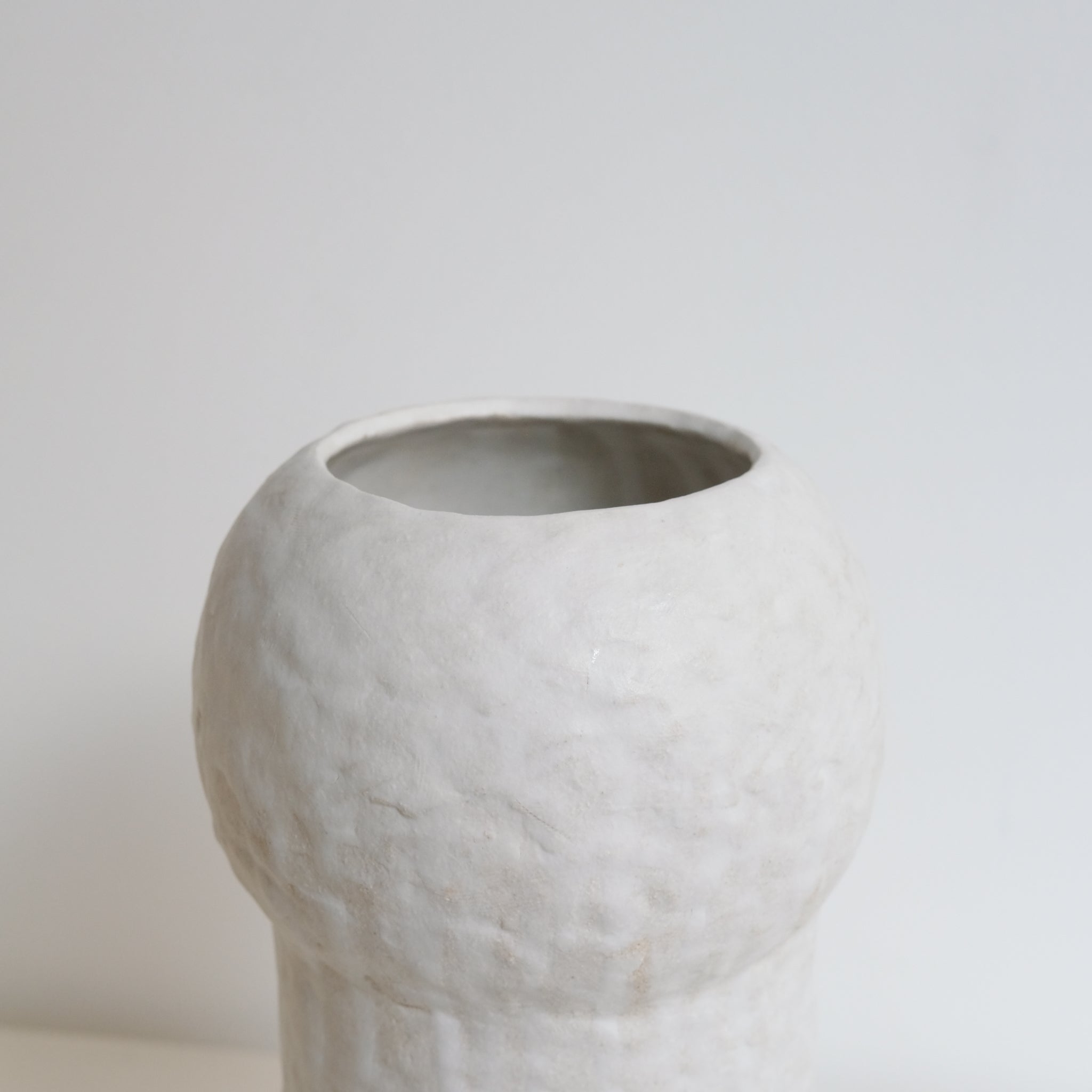 Vase en grès blanc H28cm - Blanc texturé mat de Claire Cosnefroy chez Brutal Ceramics
