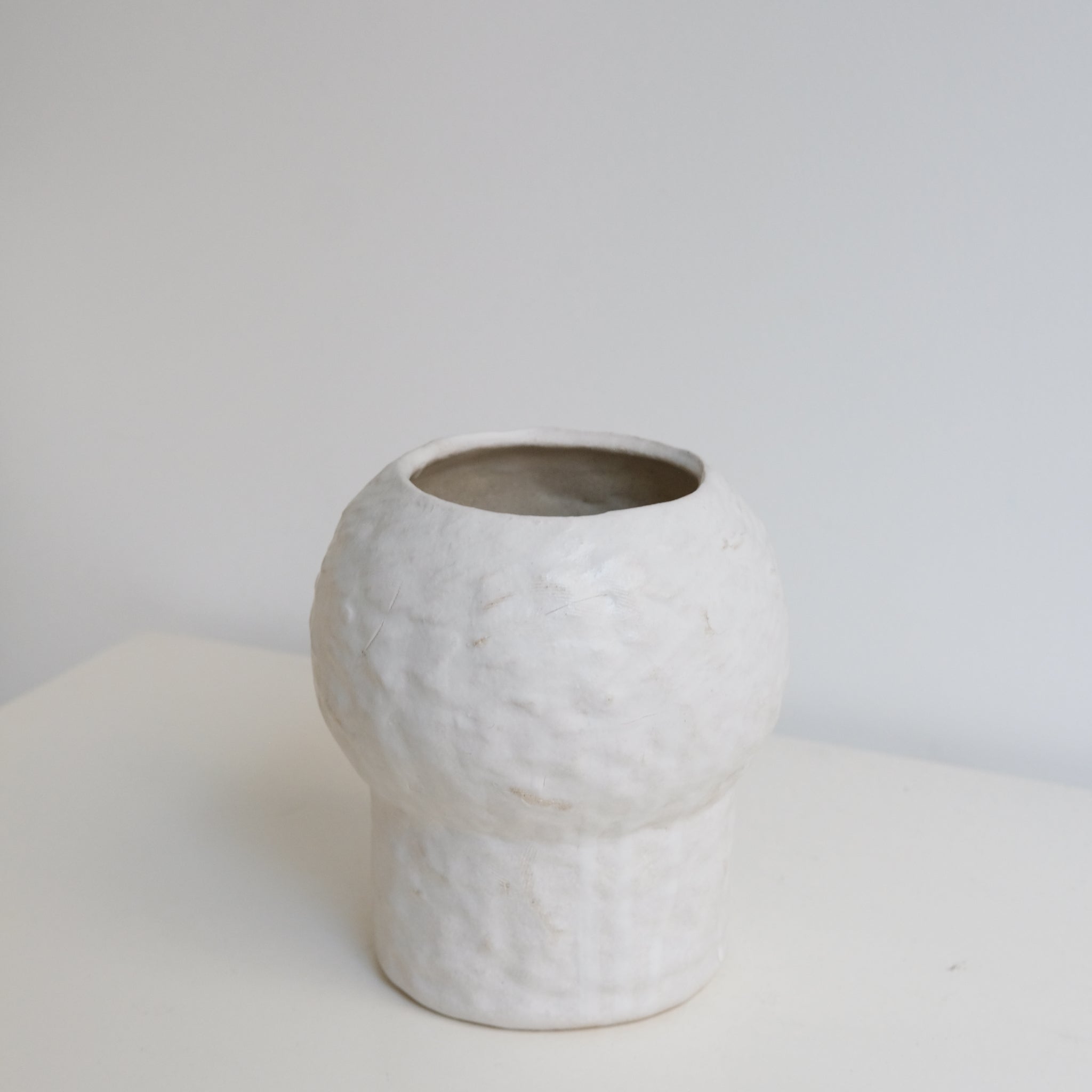 Vase en grès blanc H16cm - Blanc texturé mat de Claire Cosnefroy chez Brutal Ceramics