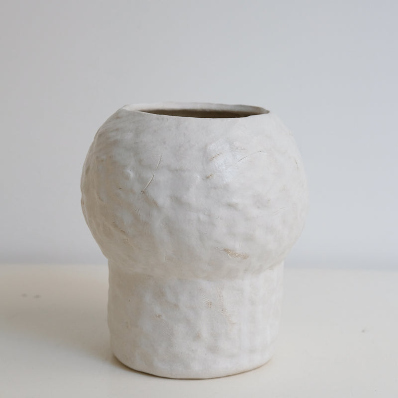 Vase en grès blanc H16cm - Blanc texturé mat de Claire Cosnefroy chez Brutal Ceramics