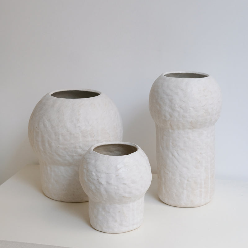 Vase en grès blanc H16cm - Blanc texturé mat de Claire Cosnefroy chez Brutal Ceramics