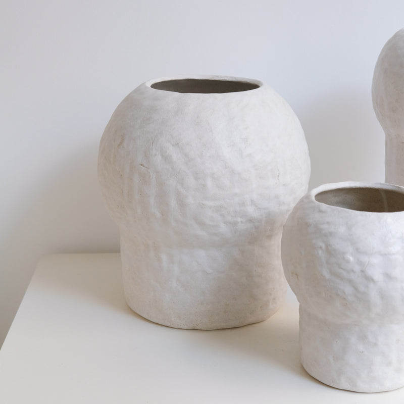 Vase en grès blanc H23cm - Blanc texturé mat de Claire Cosnefroy chez Brutal Ceramics