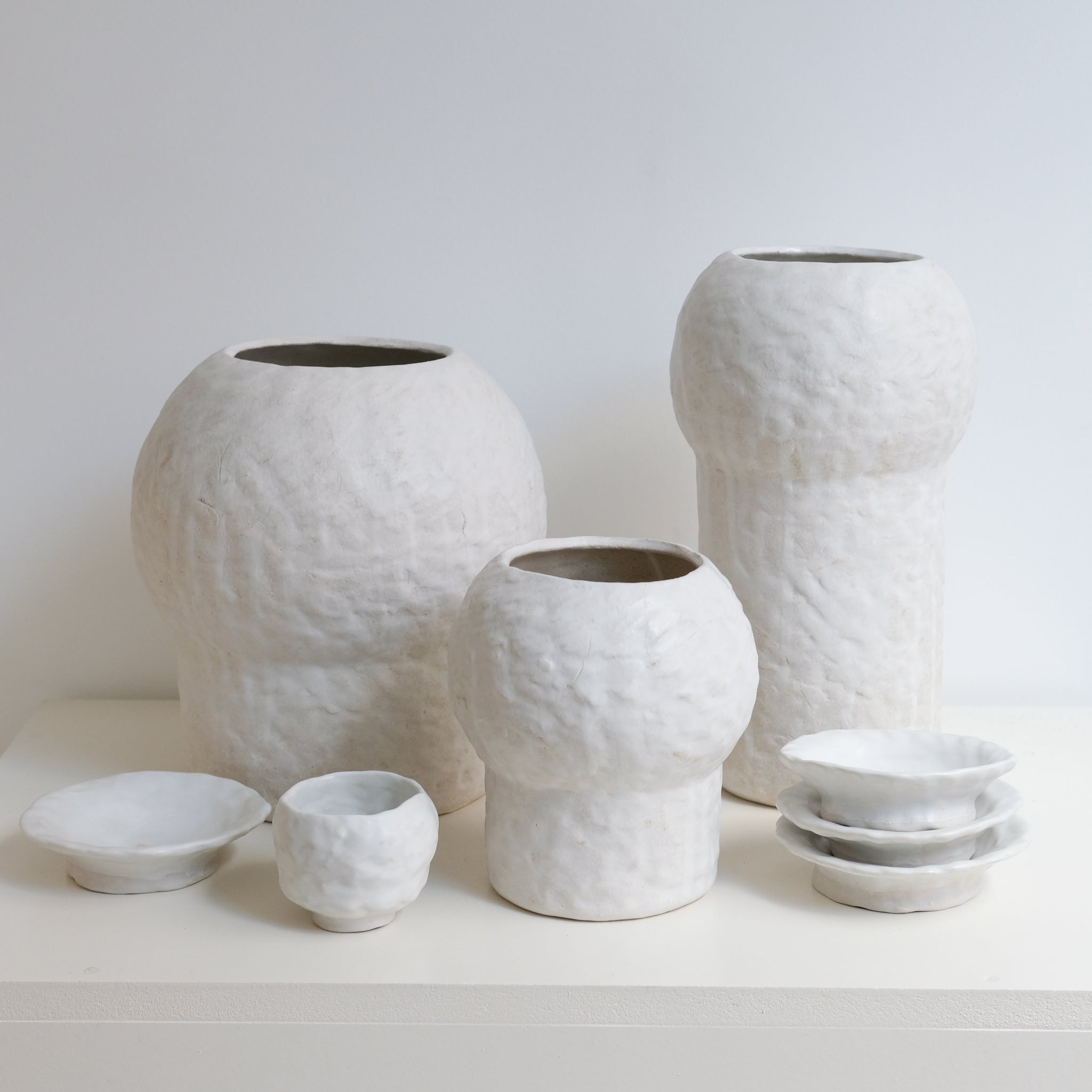 Vase en grès blanc H23cm - Blanc texturé mat de Claire Cosnefroy chez Brutal Ceramics