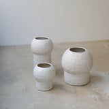 Vase en grès blanc H23cm - Blanc texturé mat de Claire Cosnefroy chez Brutal Ceramics