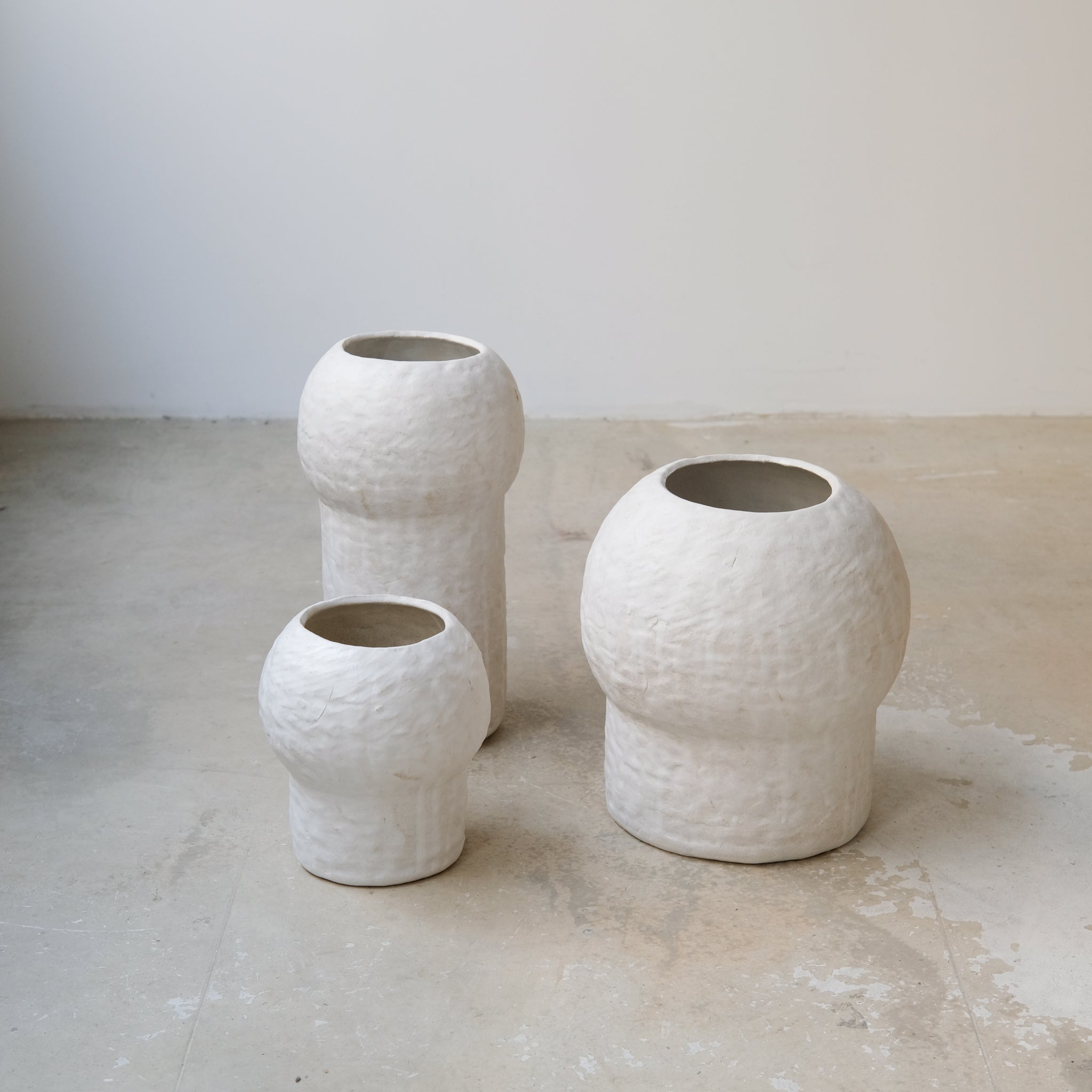 Vase en grès blanc H16cm - Blanc texturé mat de Claire Cosnefroy chez Brutal Ceramics
