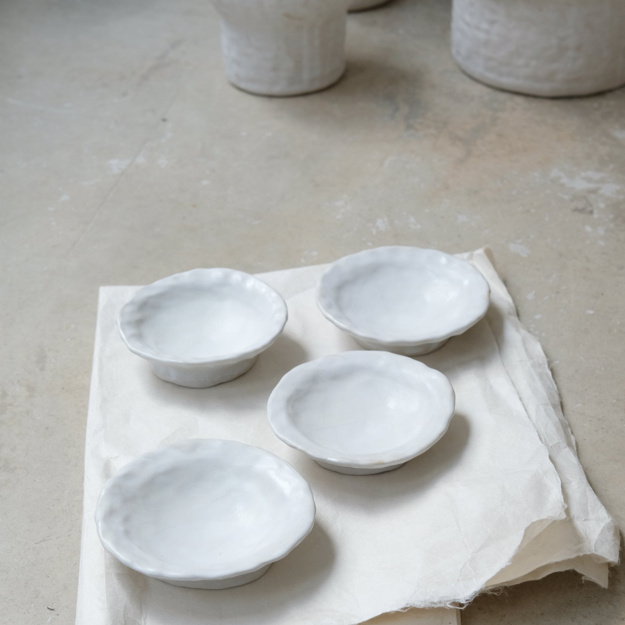 Coupelle en grès D11 cm- Blanc texturé satiné de Claire Cosnefroy chez Brutal Ceramics