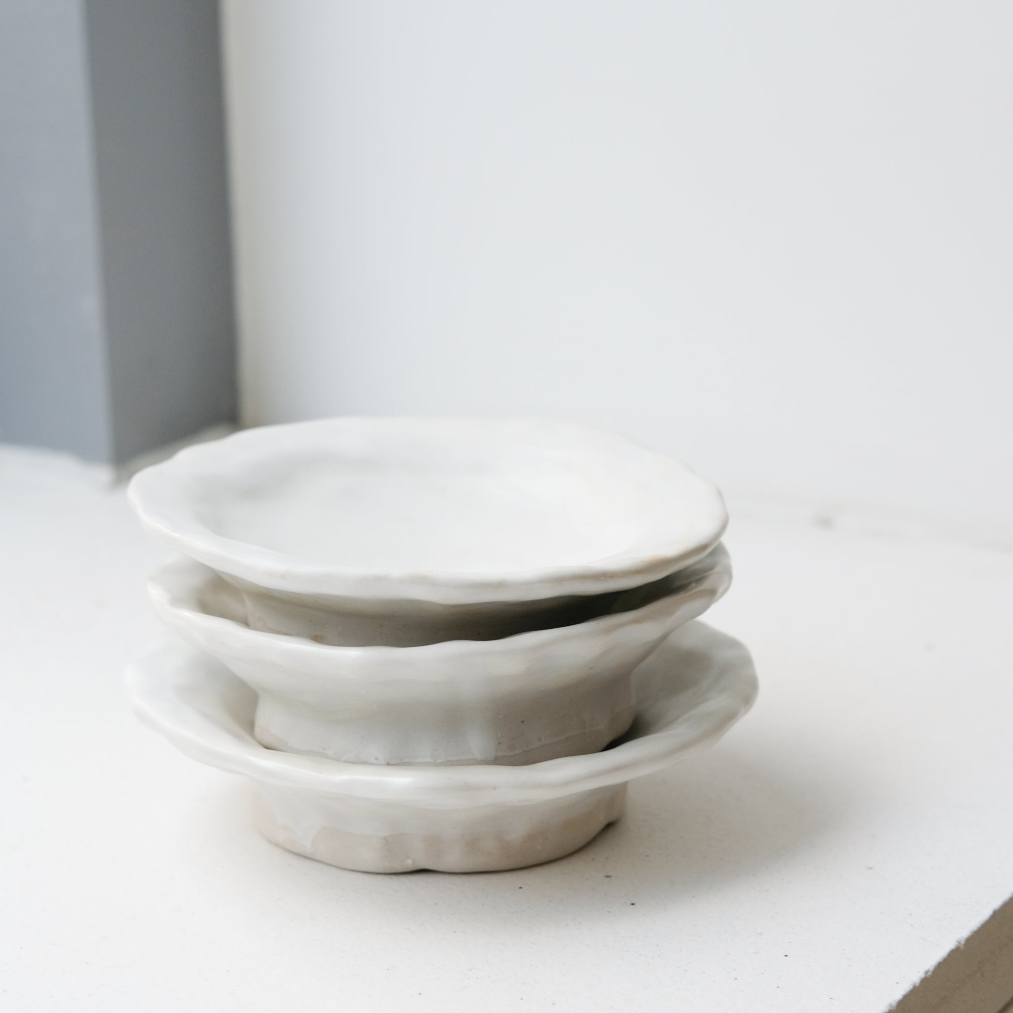 Coupelle en grès D11 cm- Blanc texturé satiné de Claire Cosnefroy chez Brutal Ceramics