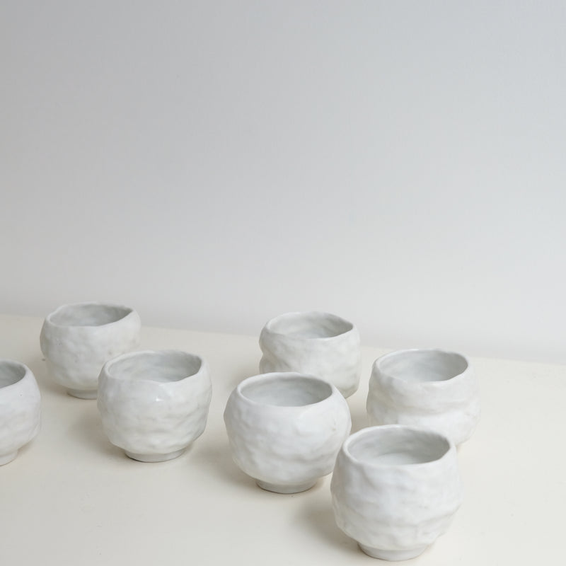 Tasse en grès 75ml - Blanc texturé satiné de Claire Cosnefroy chez Brutal Ceramics