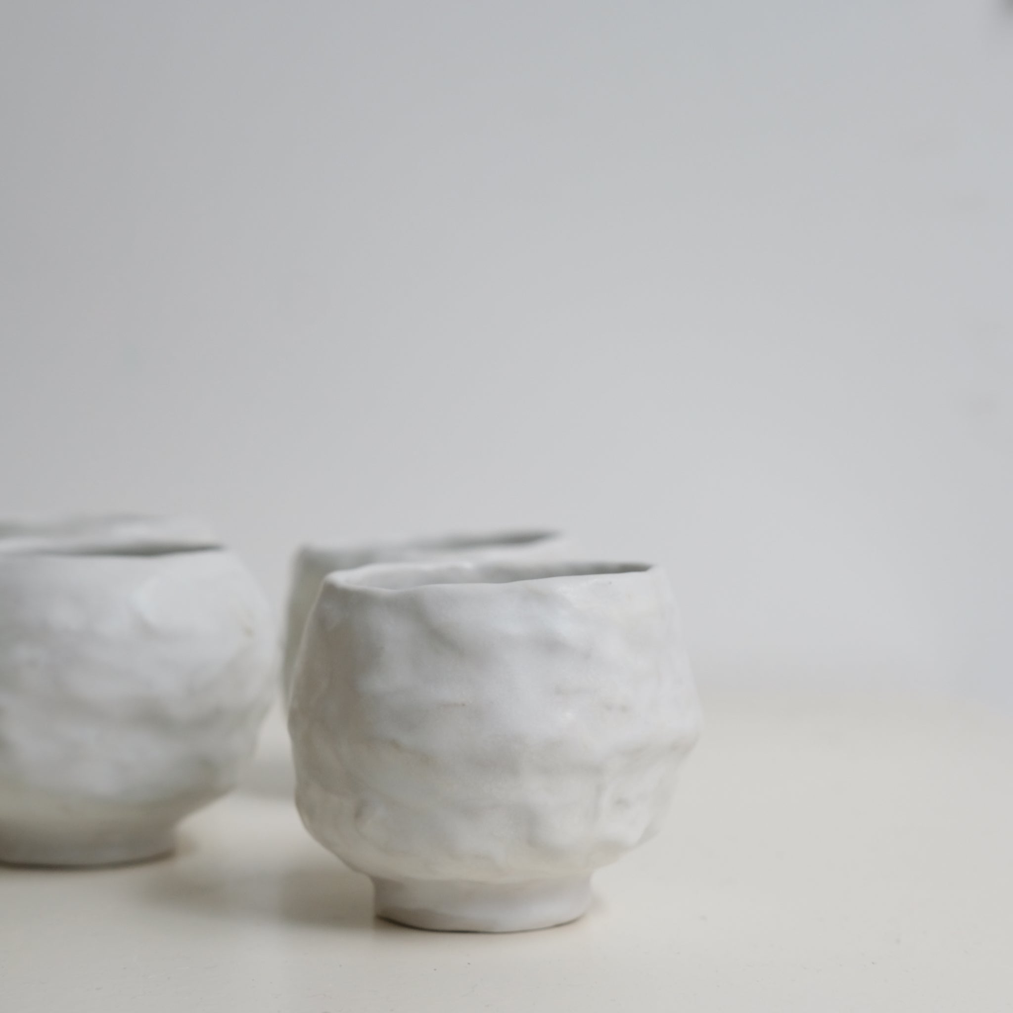 Tasse en grès 75ml - Blanc texturé satiné de Claire Cosnefroy chez Brutal Ceramics