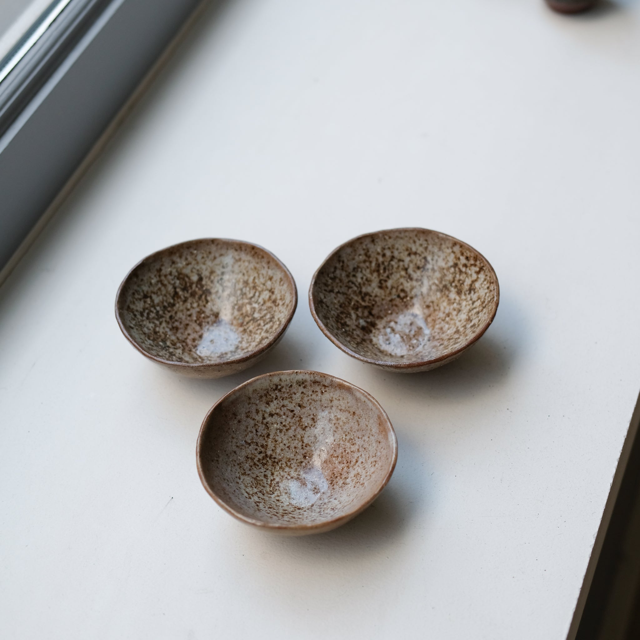 Coupelle en argile récoltée D 11ml - beige moucheté brun de Diana Prak chez Brutal Ceramics