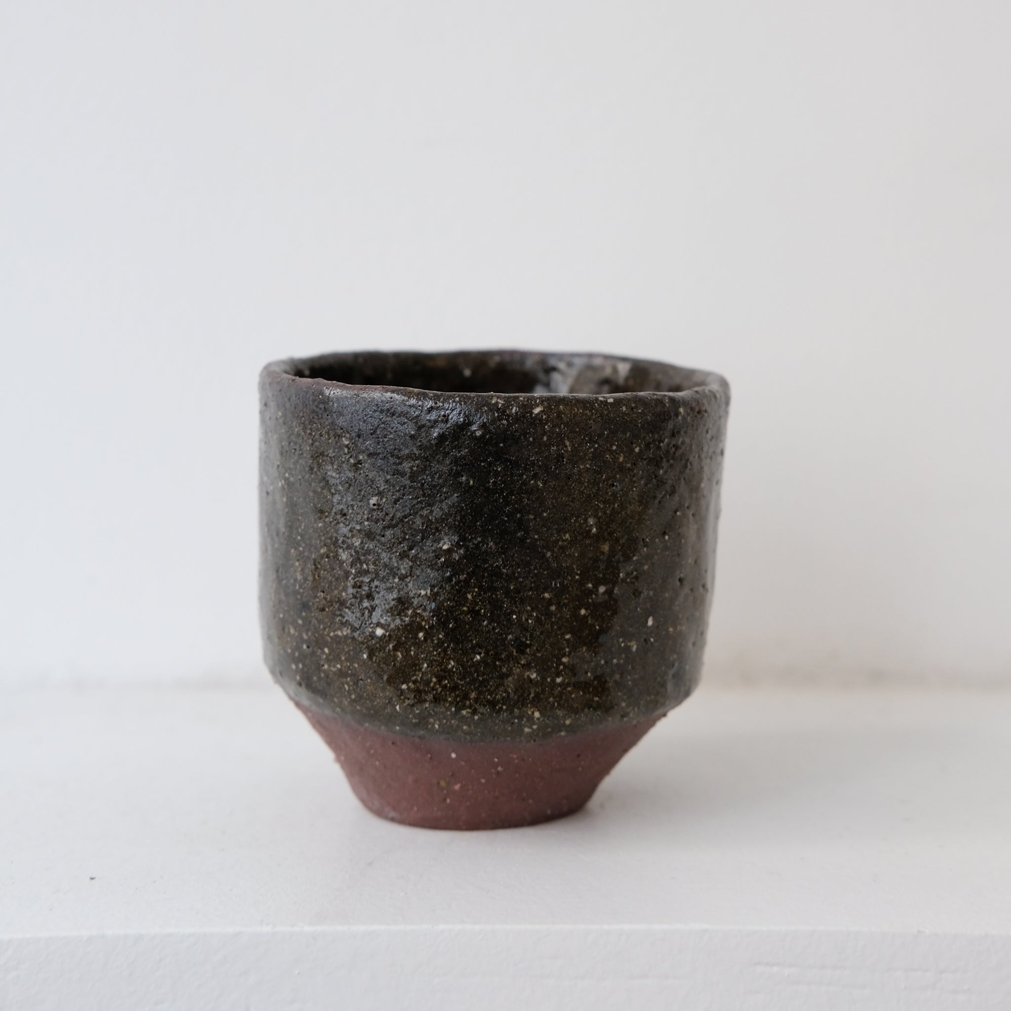 Tasse en argile récoltée brun brillant de Diana Prak chez Brutal Ceramics