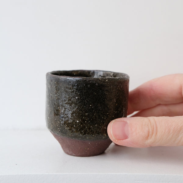 Tasse en argile récoltée brun brillant de Diana Prak chez Brutal Ceramics