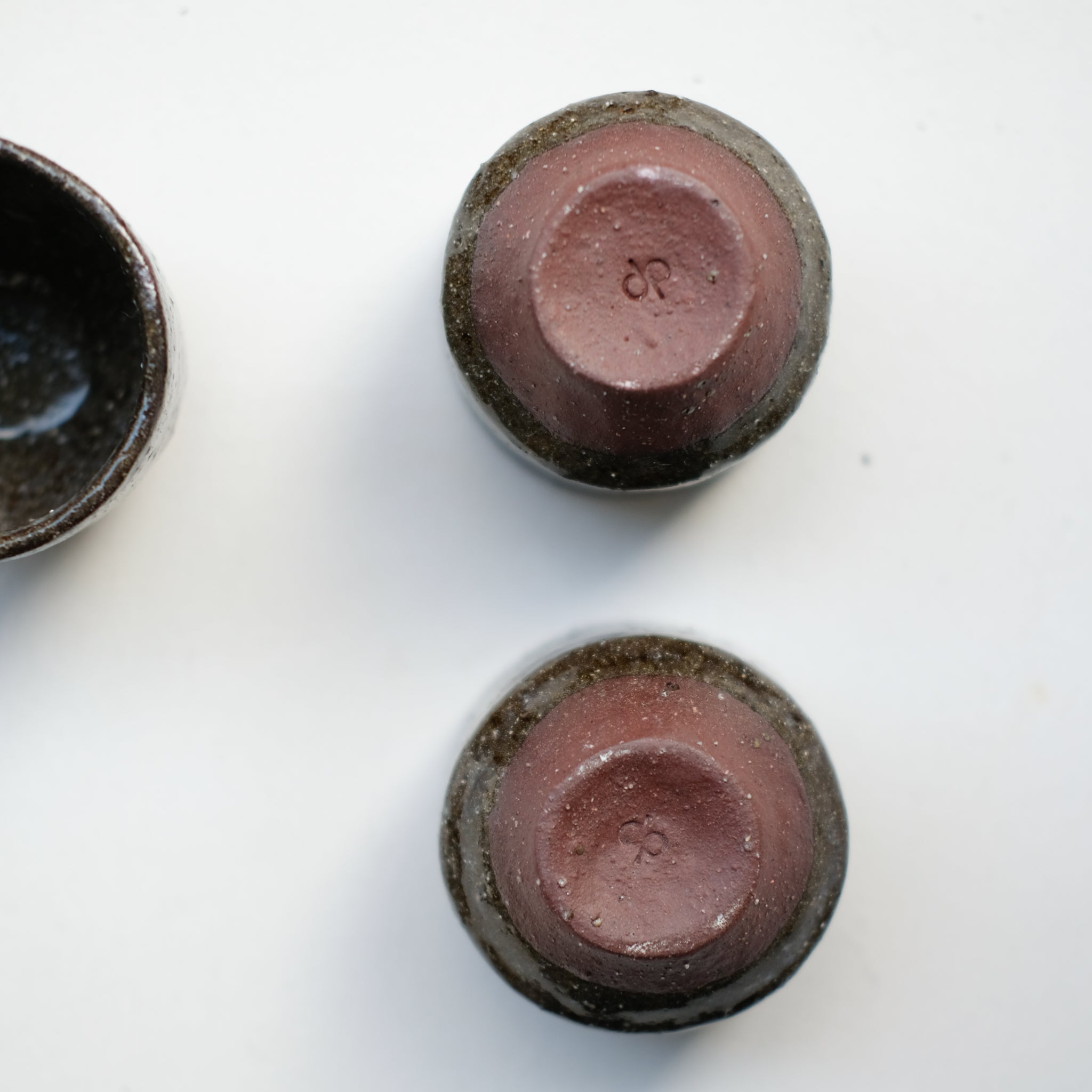 Tasse en argile récoltée brun brillant de Diana Prak chez Brutal Ceramics
