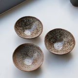 Coupelle en argile récoltée D 11ml - beige moucheté brun de Diana Prak chez Brutal Ceramics