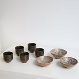 Tasse en argile récoltée brun brillant de Diana Prak chez Brutal Ceramics