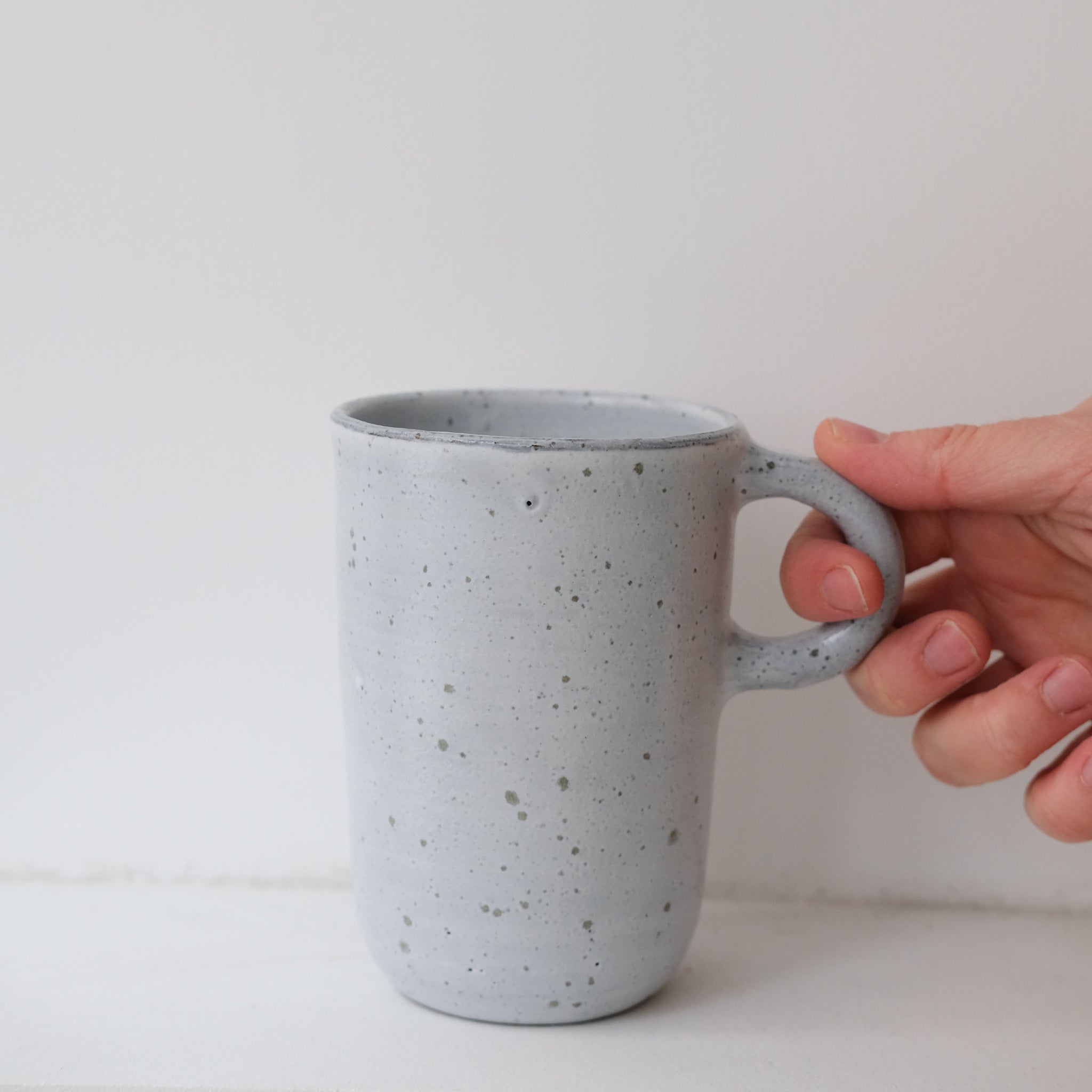 Tasse en grès blanc moucheté par Gaëlle Le Doledec chez Brutal Ceramics