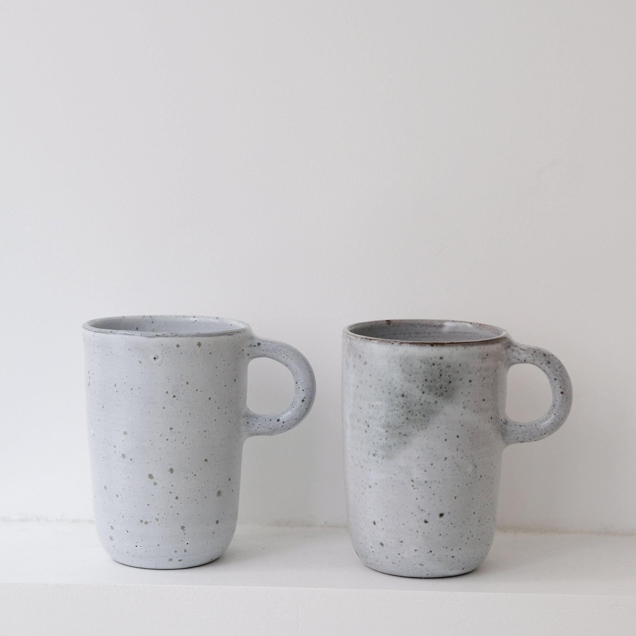 Tasse en grès blanc moucheté par Gaëlle Le Doledec chez Brutal Ceramics