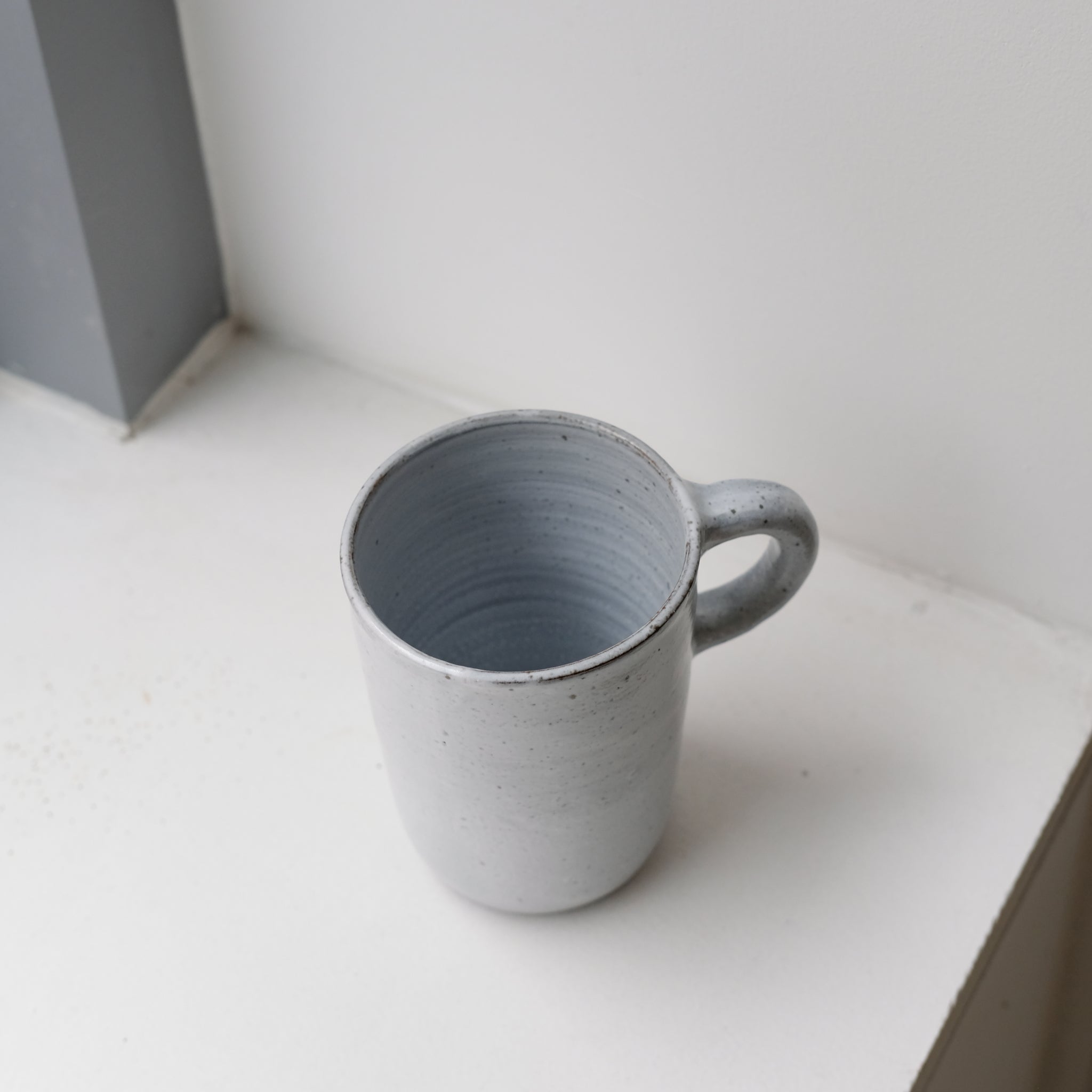 Tasse en grès blanc moucheté par Gaëlle Le Doledec chez Brutal Ceramics