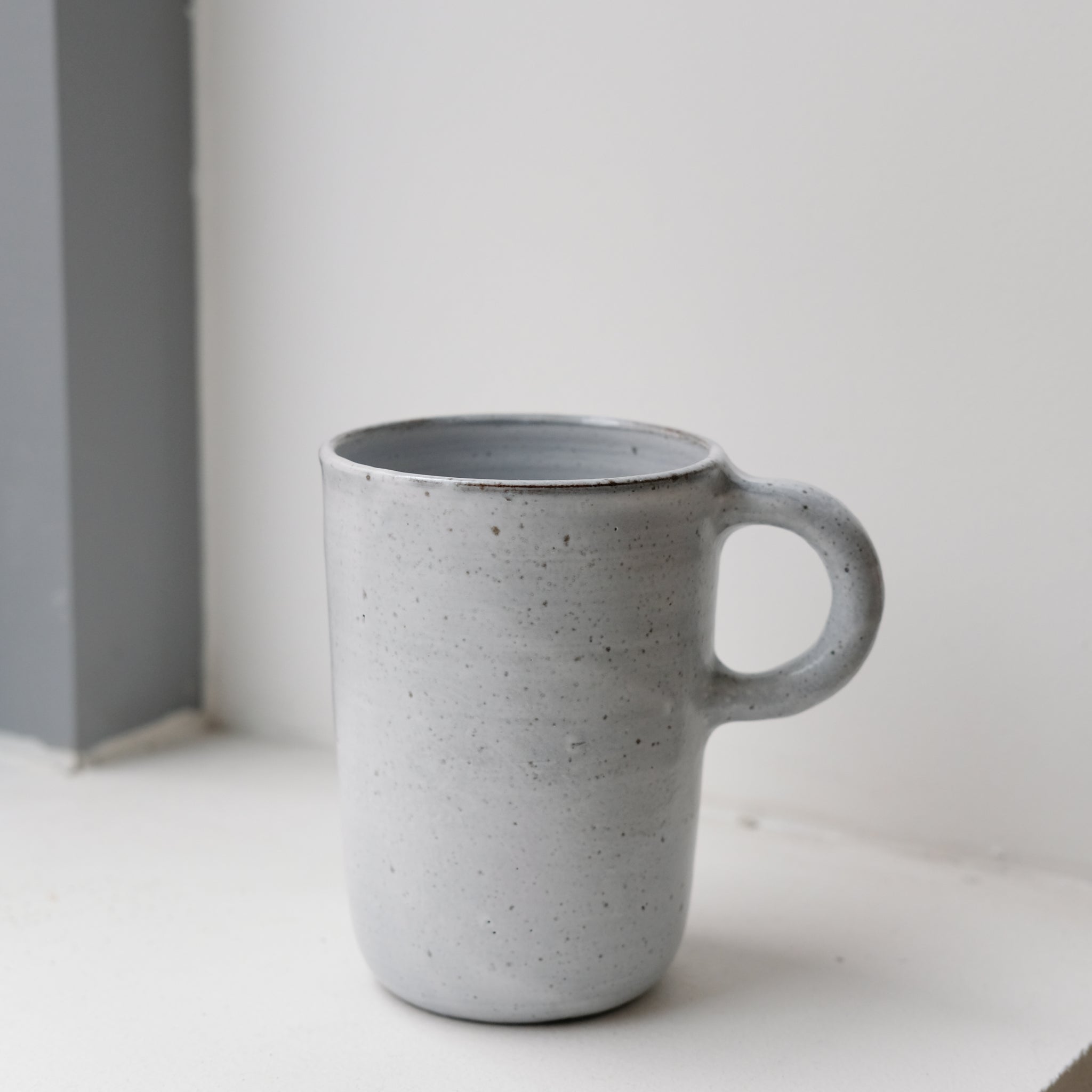 Tasse en grès blanc moucheté par Gaëlle Le Doledec chez Brutal Ceramics