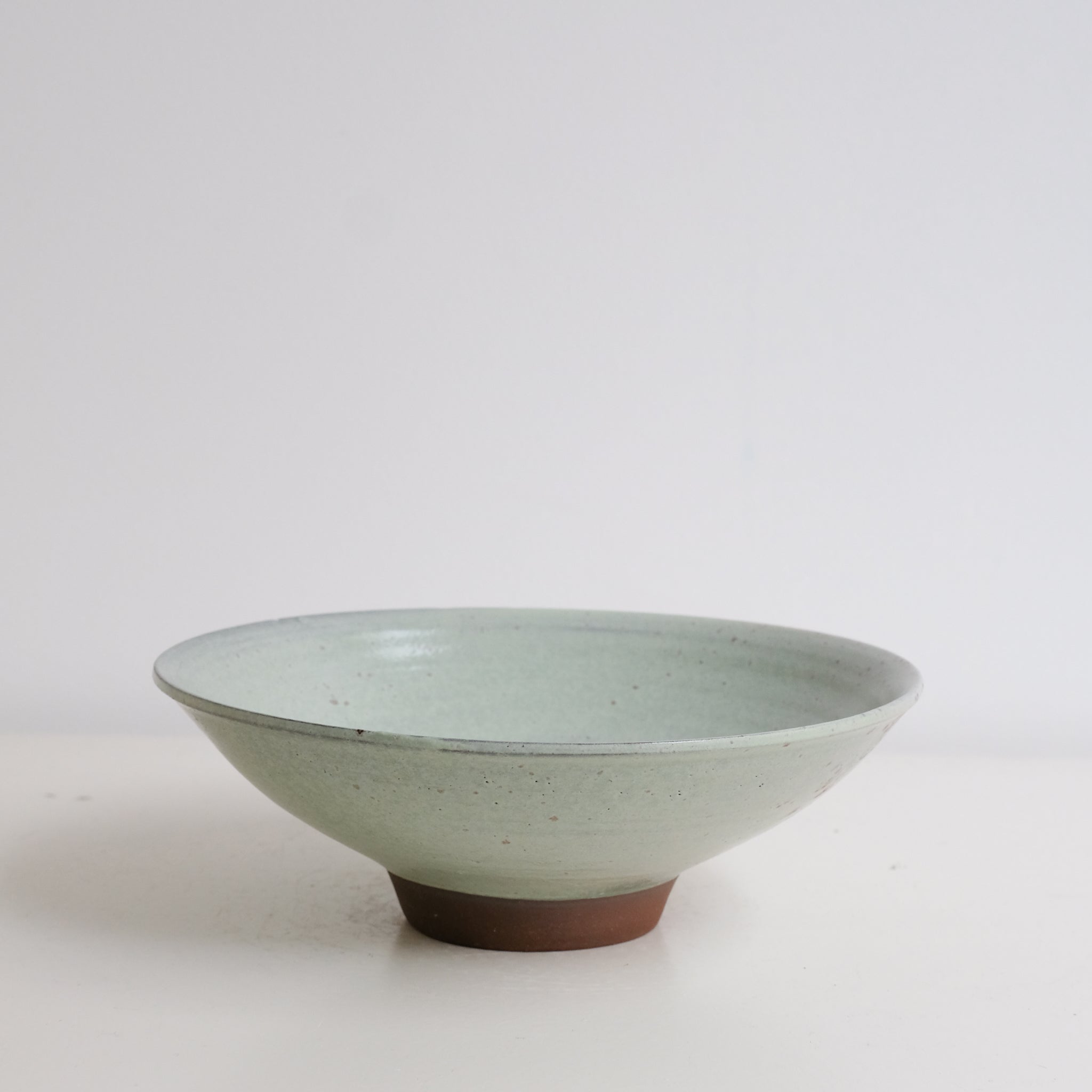 Assiette creuse en grès vert d'eau par Gaëlle Le Doledec chez Brutal Ceramics