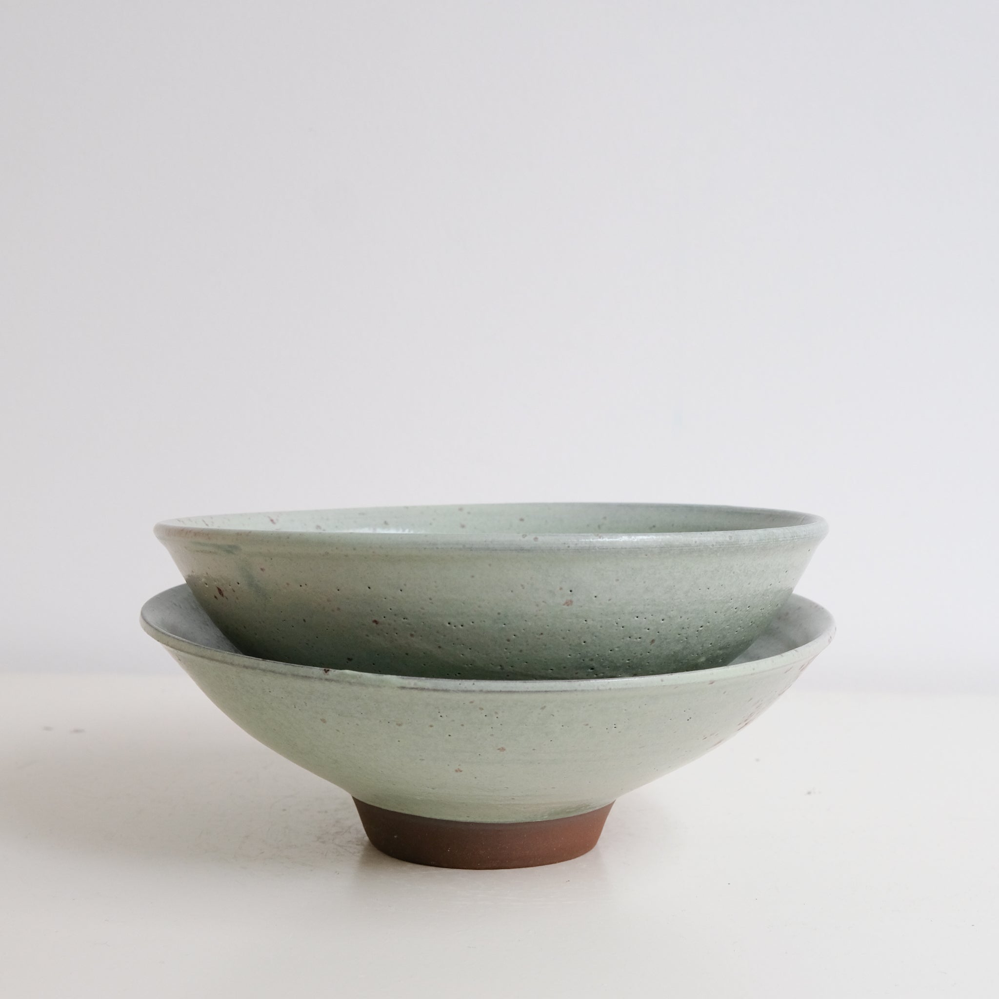 Assiette creuse en grès vert d'eau par Gaëlle Le Doledec chez Brutal Ceramics