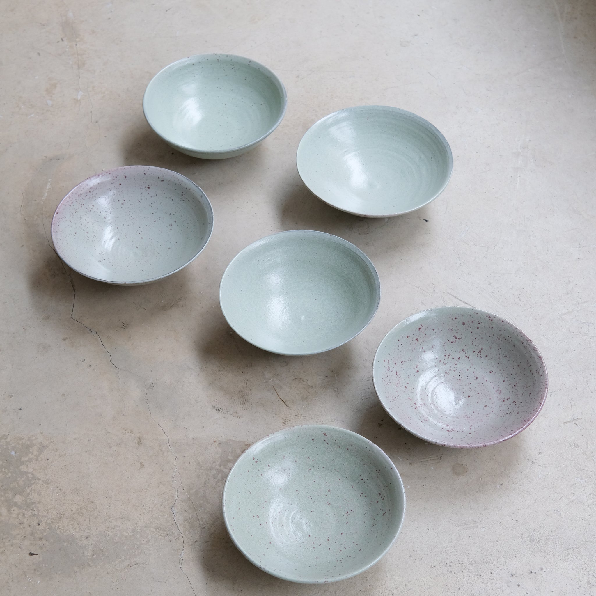 Assiette creuse en grès vert d'eau par Gaëlle Le Doledec chez Brutal Ceramics