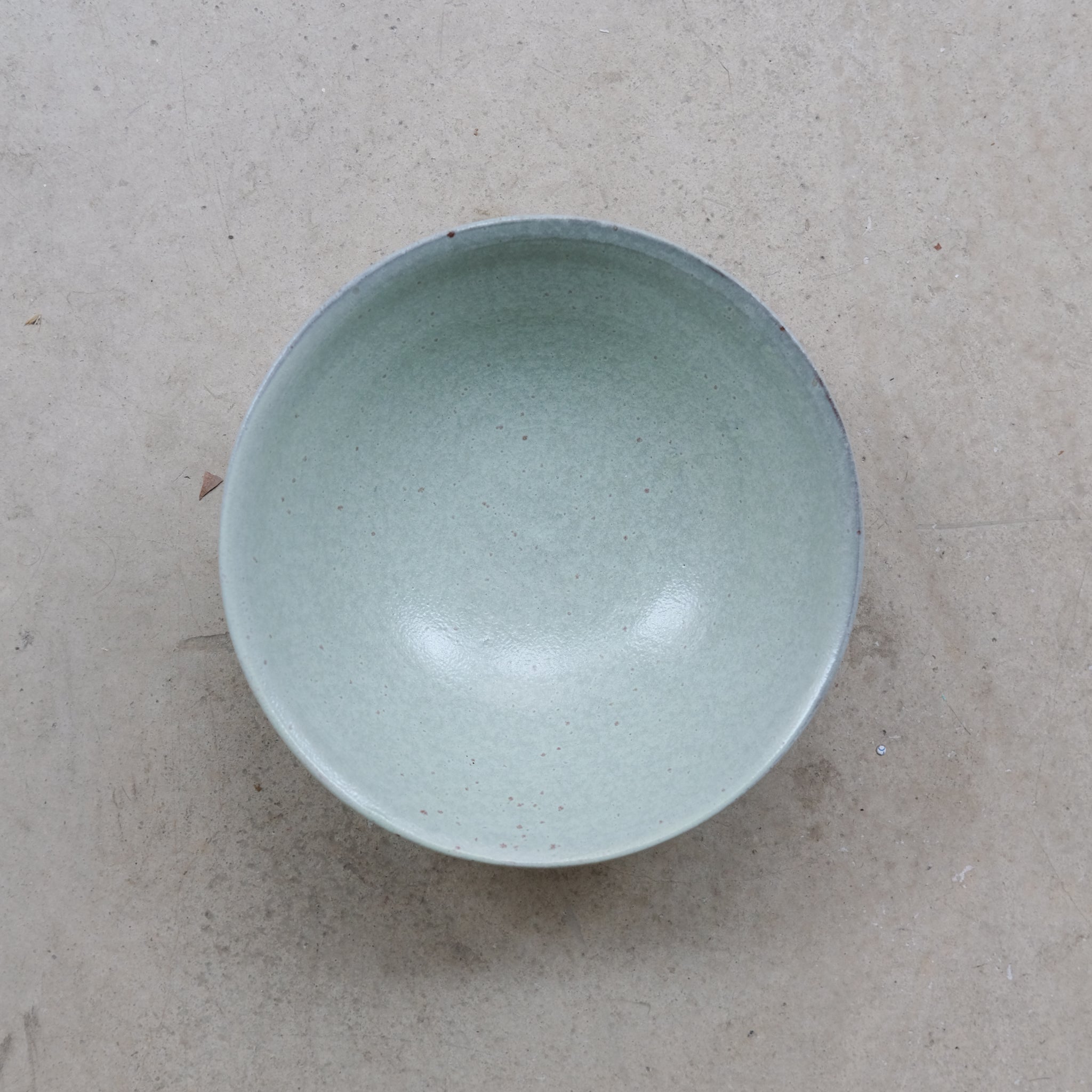 Assiette creuse en grès vert d'eau par Gaëlle Le Doledec chez Brutal Ceramics