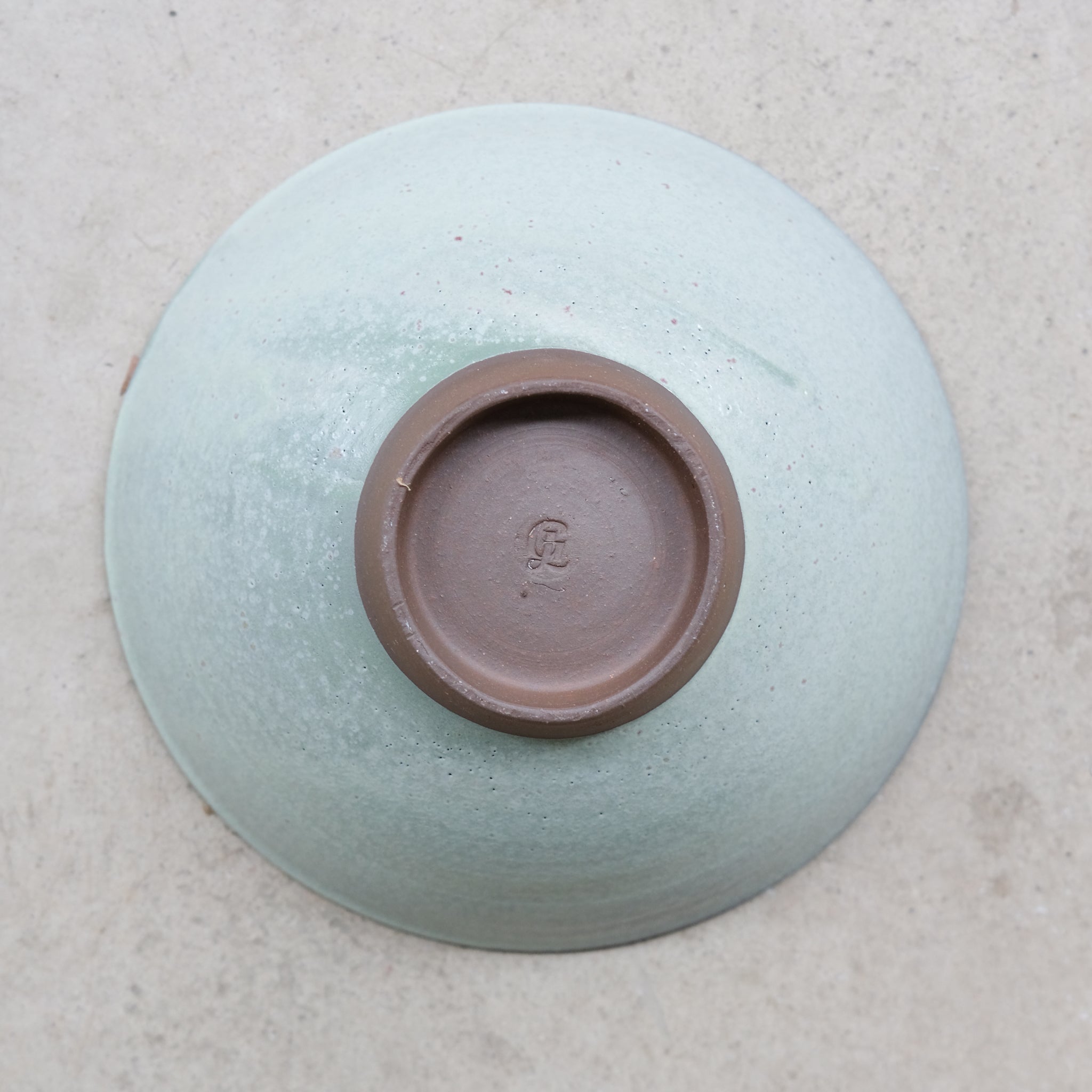 Assiette creuse en grès vert d'eau par Gaëlle Le Doledec chez Brutal Ceramics