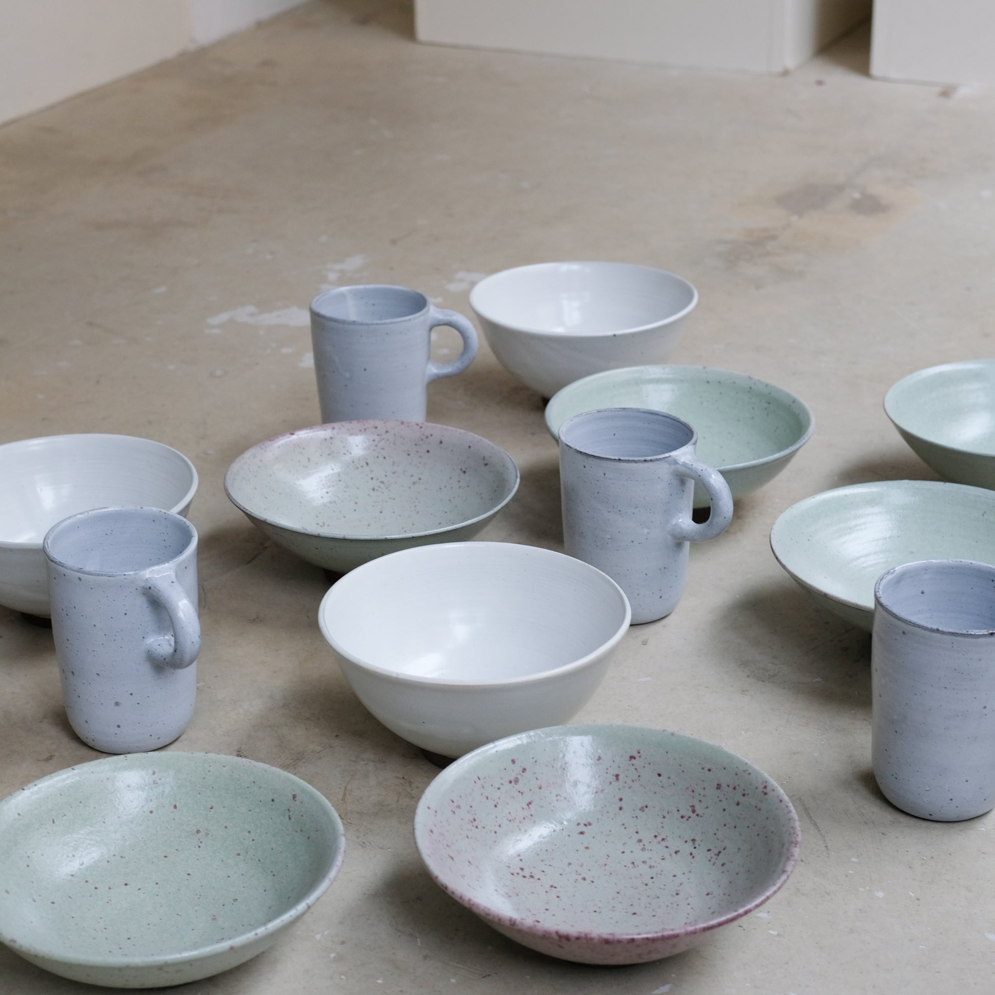 Tasse en grès blanc moucheté par Gaëlle Le Doledec chez Brutal Ceramics