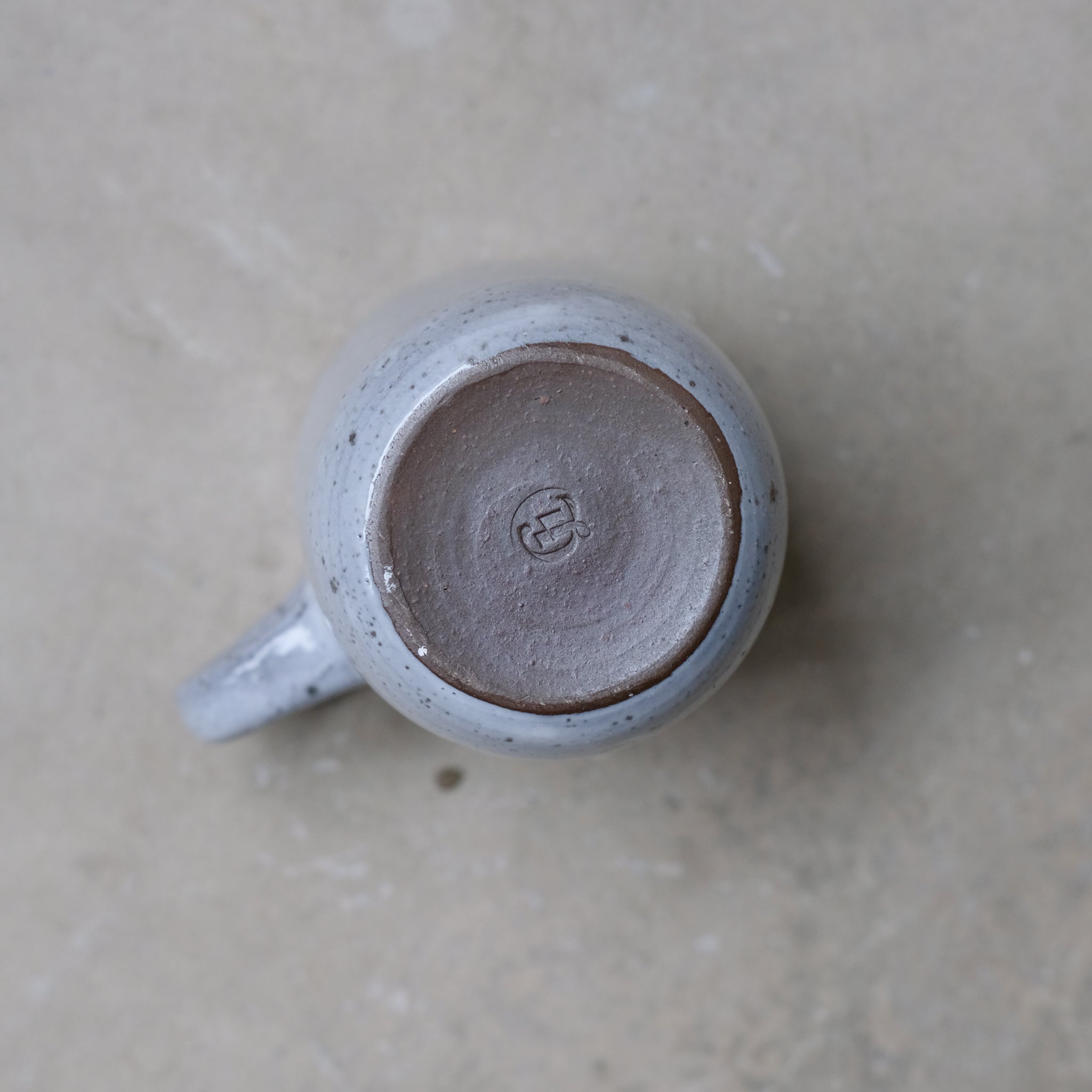 Tasse en grès blanc moucheté par Gaëlle Le Doledec chez Brutal Ceramics