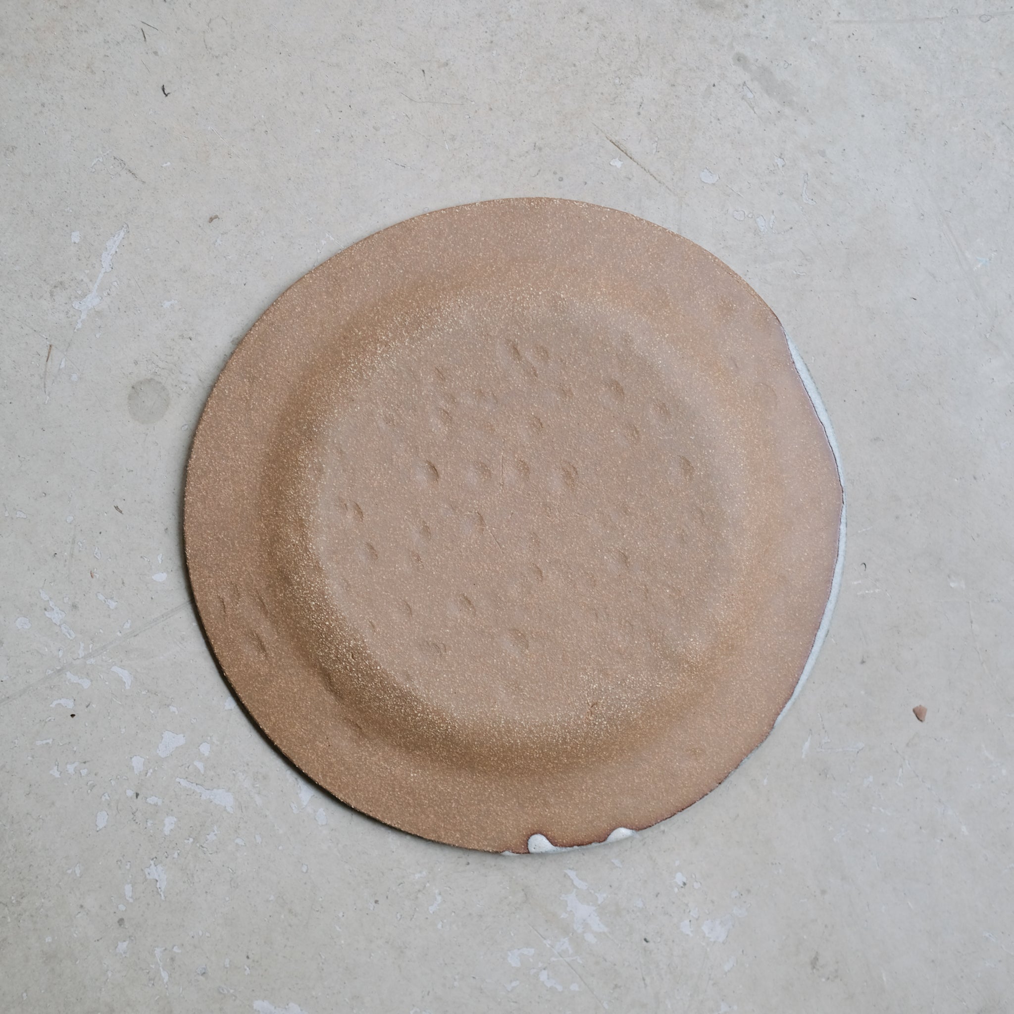 Assiette en grès D 22cm - Beige vert par la céramiste Hélène Maury chez Brutal Ceramics