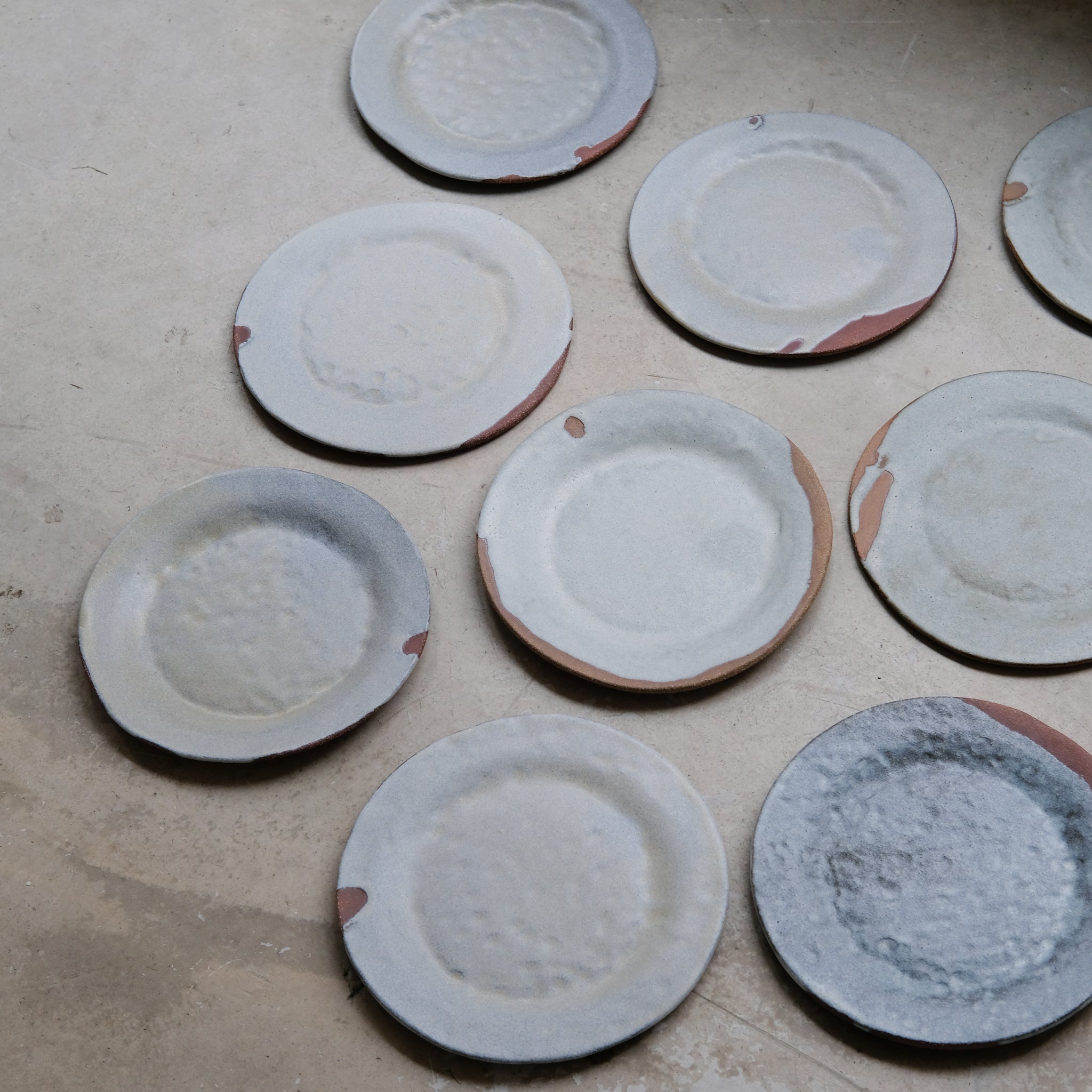 Assiette en grès D 22cm - Beige vert par la céramiste Hélène Maury chez Brutal Ceramics
