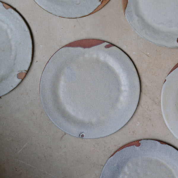 Assiette en grès D 22cm - Beige vert par la céramiste Hélène Maury chez Brutal Ceramics
