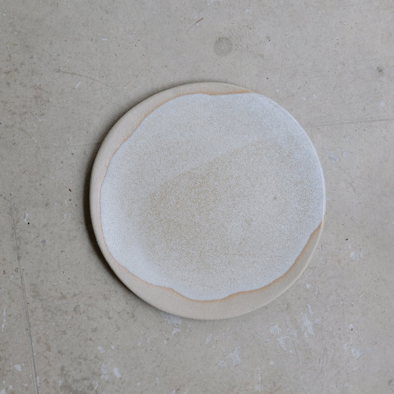 Assiette en grès D 18cm - Blanc beige par la céramiste Hélène Maury chez Brutal Ceramics