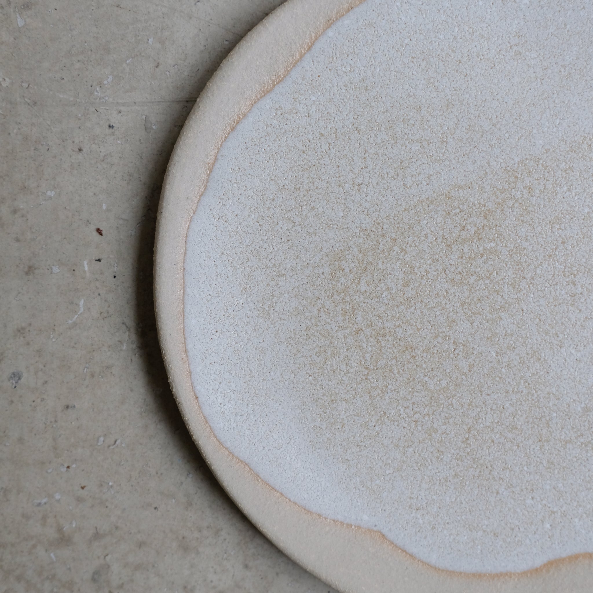 Assiette en grès D 18cm - Blanc beige par la céramiste Hélène Maury chez Brutal Ceramics